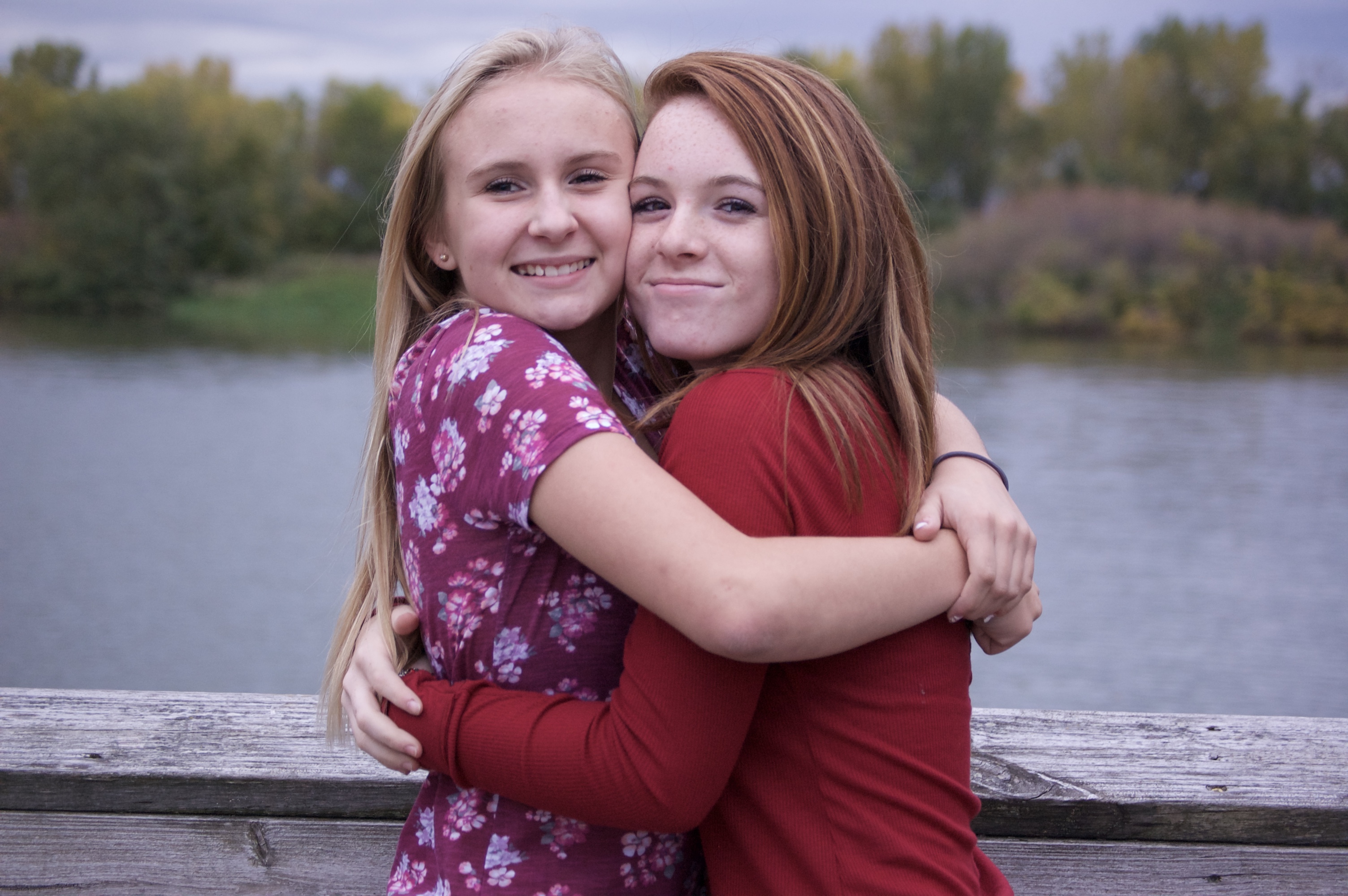 Red Clothing Women Hugging Closed Mouth Looking At Viewer Long Hair Blurry Background Water Women Ou 3008x2000