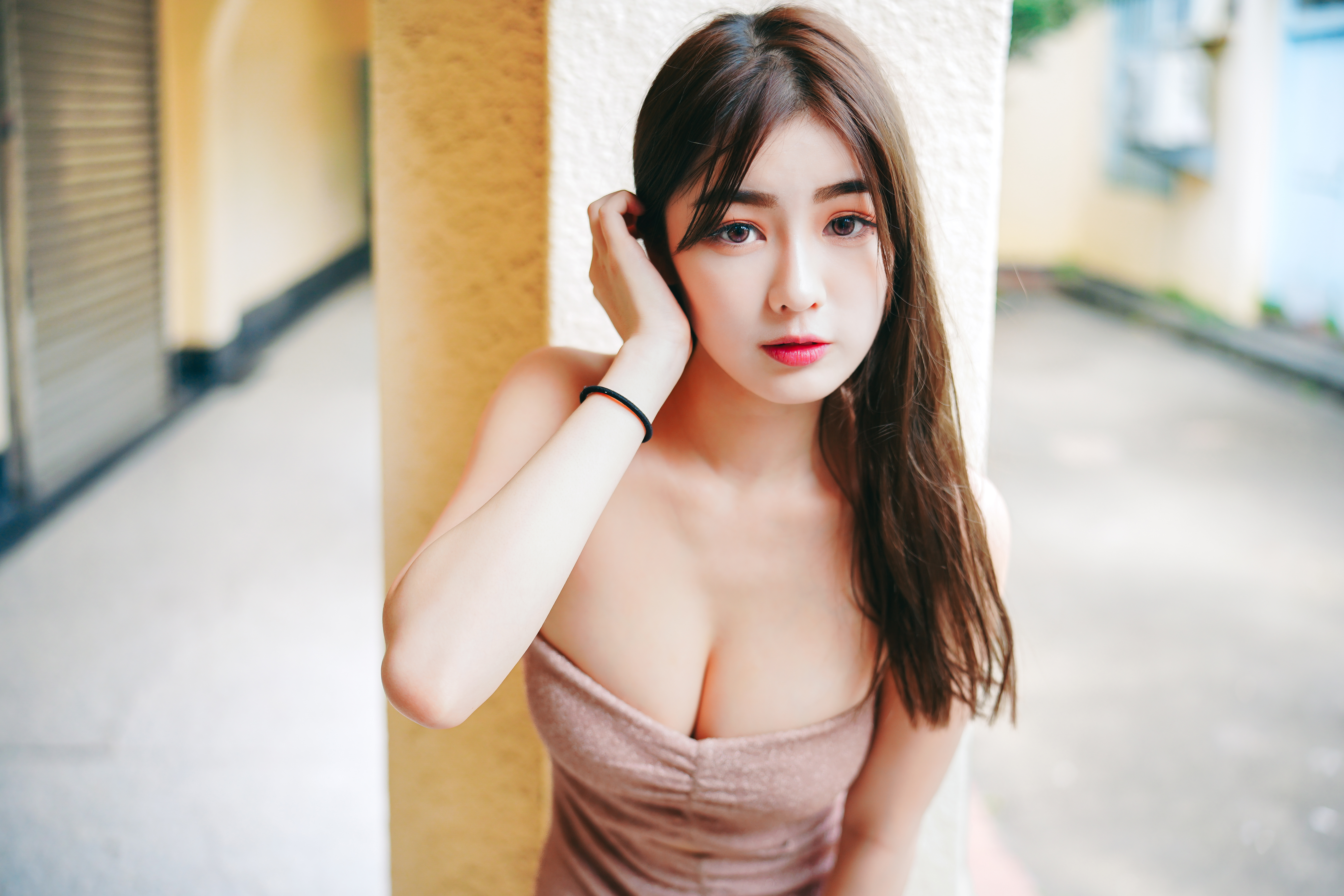 UMAX Boren Women Asian Makeup Bare Shoulders Pillar 6000x4000