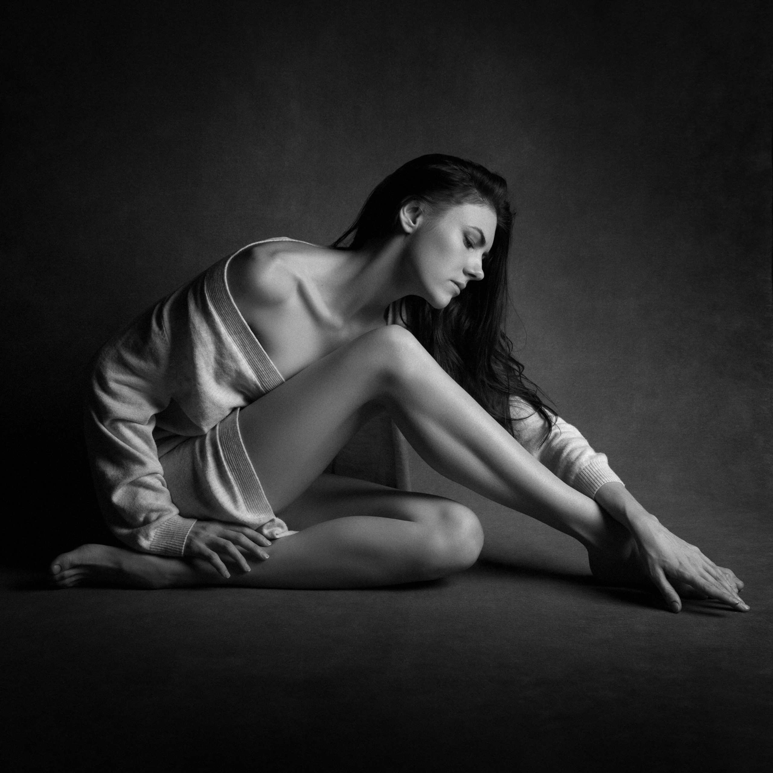 Women Legs Barefoot Monochrome Studio Bare Shoulders 2560x2560