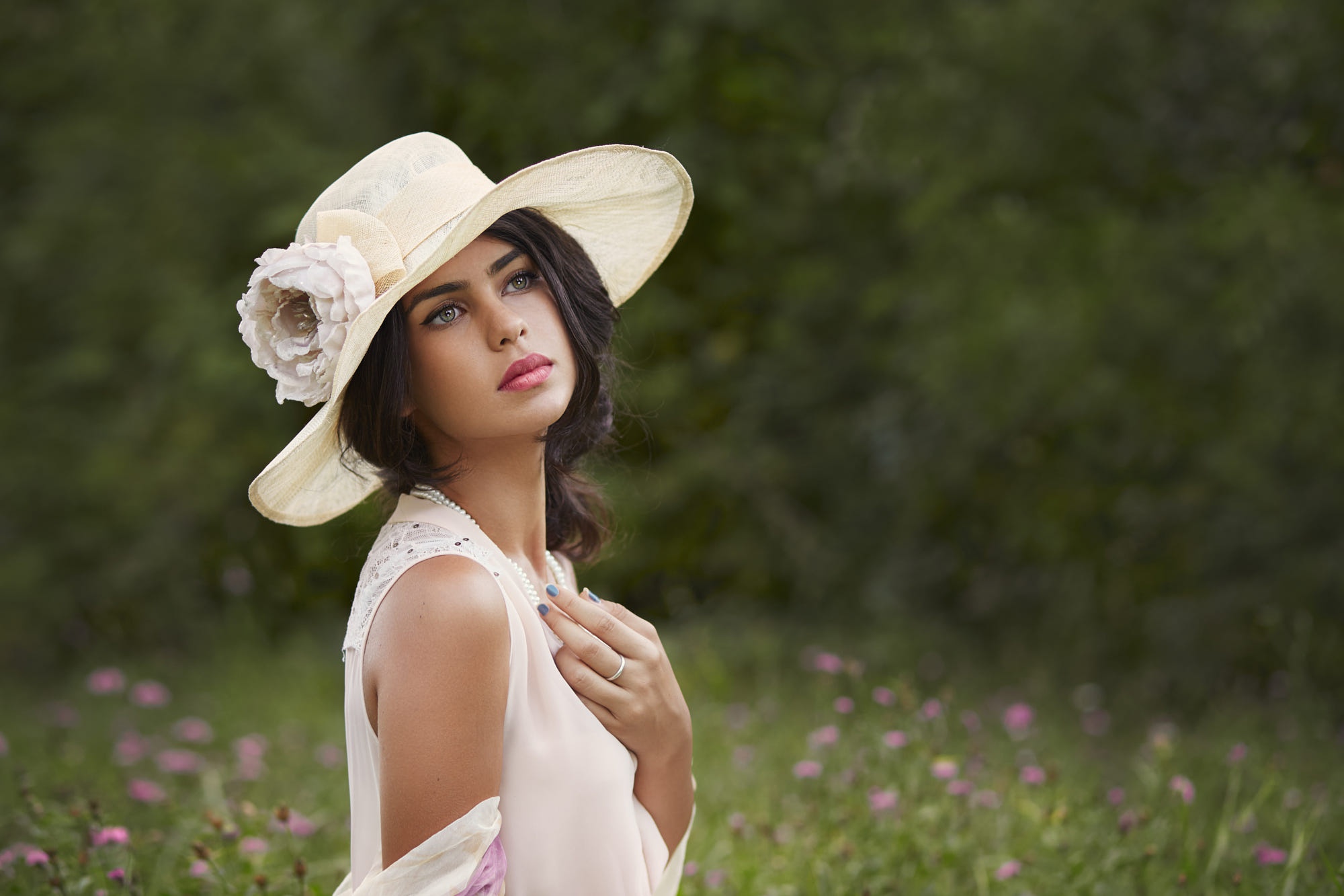 Model Red Lipstick Gray Eyes White Clothing Hat Necklace Painted Nails Short Hair Women Outdoors Wom 2000x1333