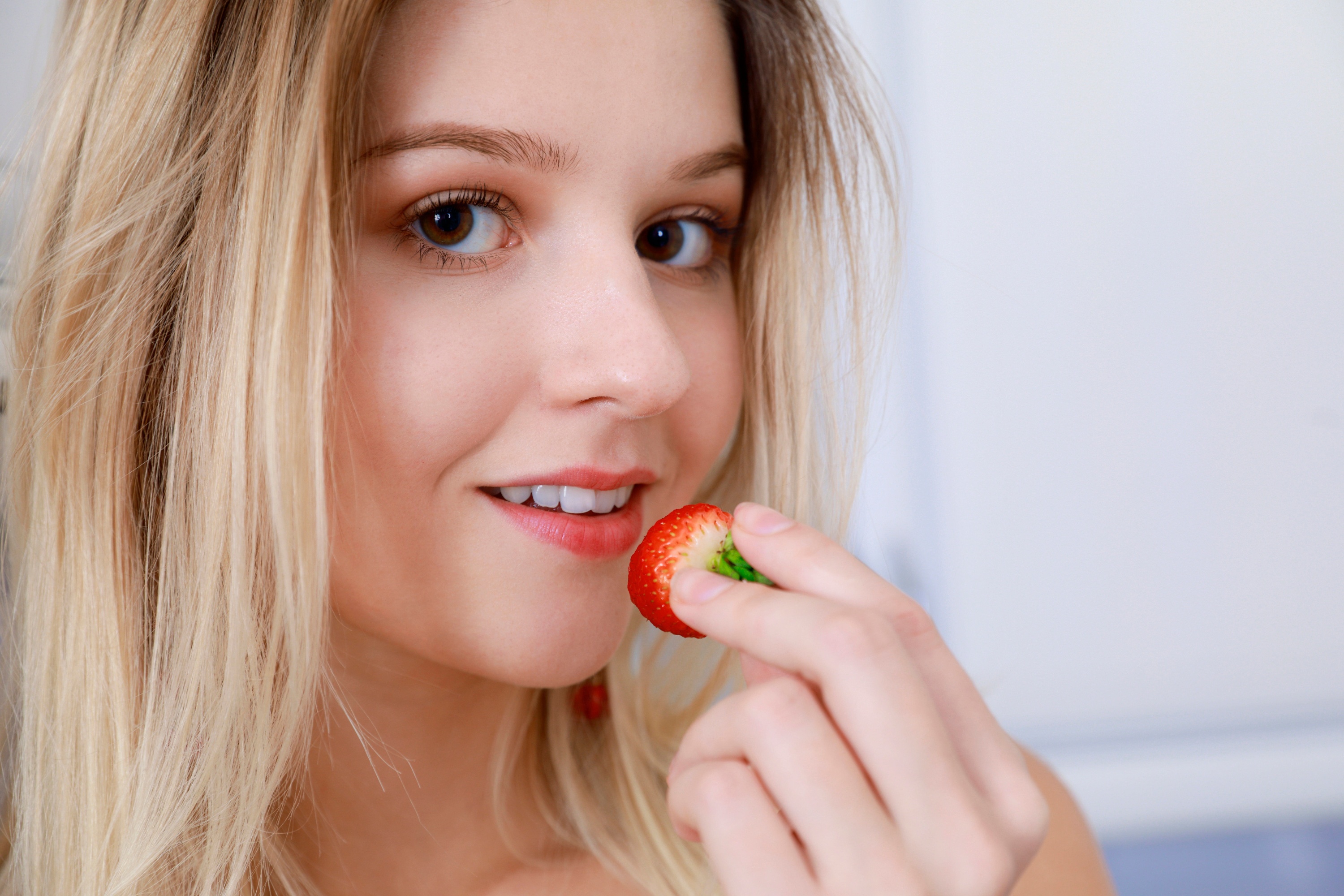 Model Red Lipstick Blonde Brown Eyes Face Eating Strawberries Women Portrait Closeup 3000x2000