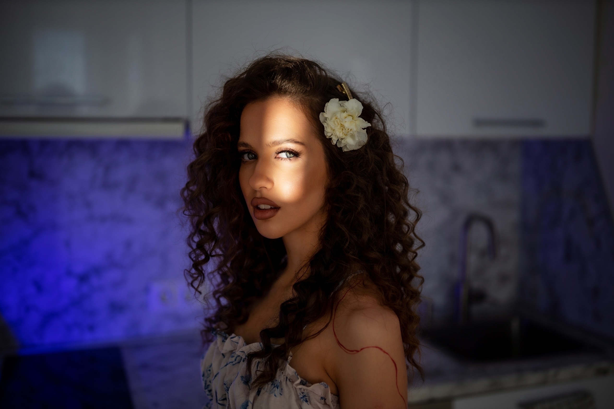 Model Curly Hair Red Lipstick Brunette Kitchen Wavy Hair Women Dress Women Indoors Flower In Hair 2560x1706