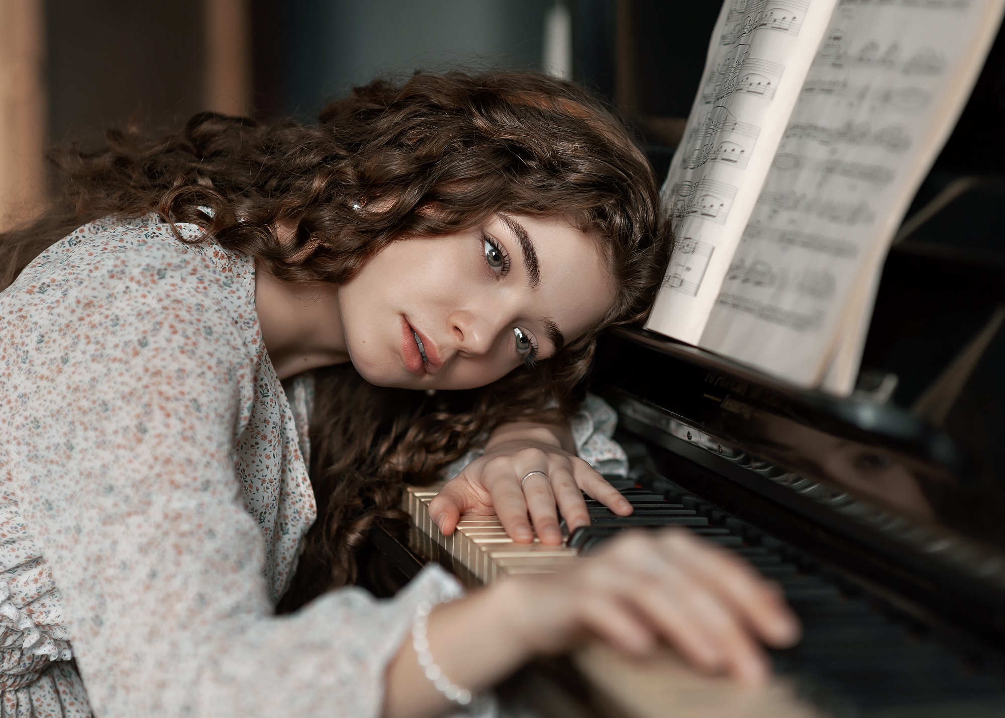 Dmitriy Tsaregorodtsev Women Piano Portrait Depth Of Field Head Tilt 2000x1428