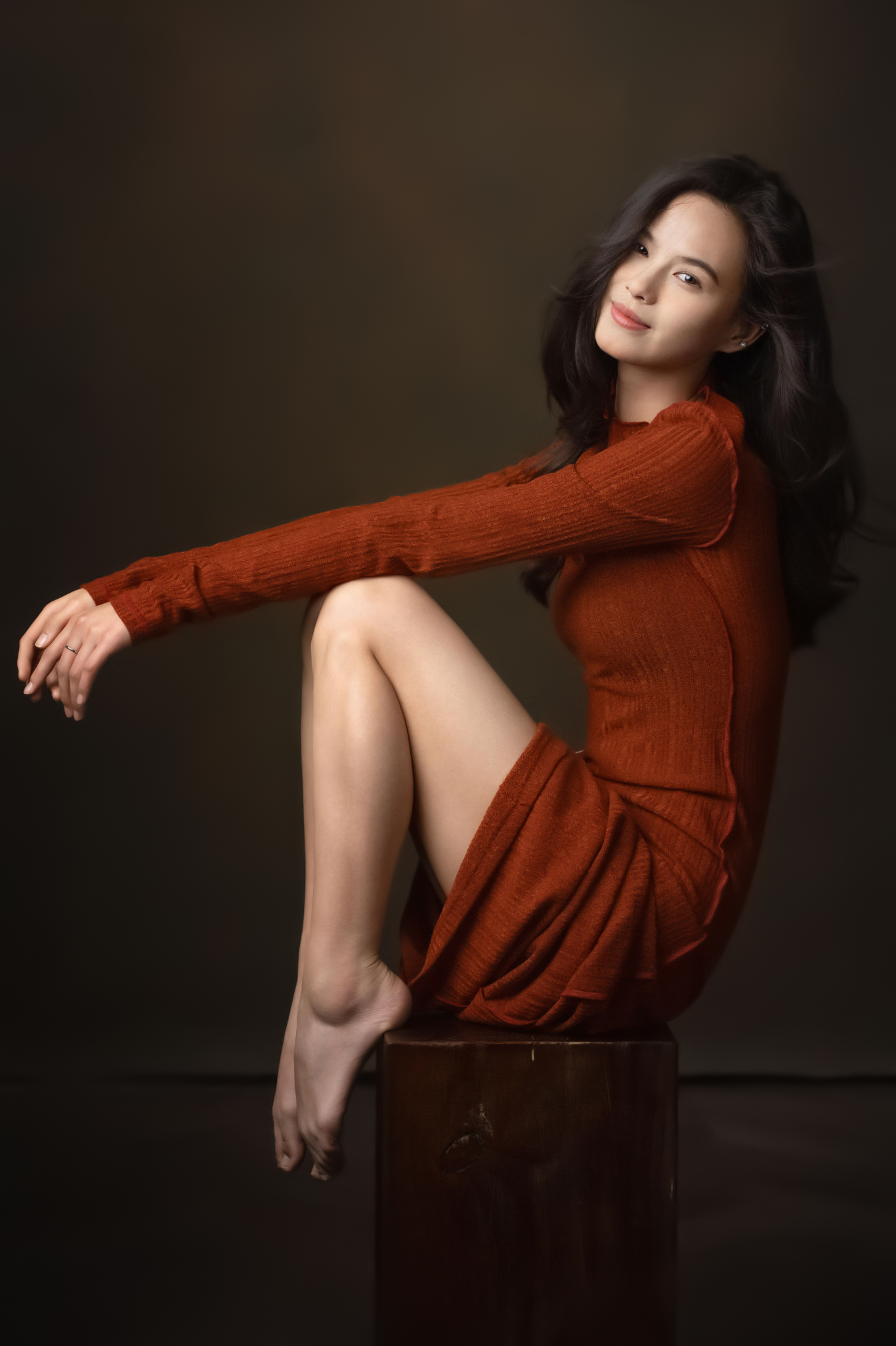 Lee Hu Women Barefoot Dress Asian Smiling 1365x2048