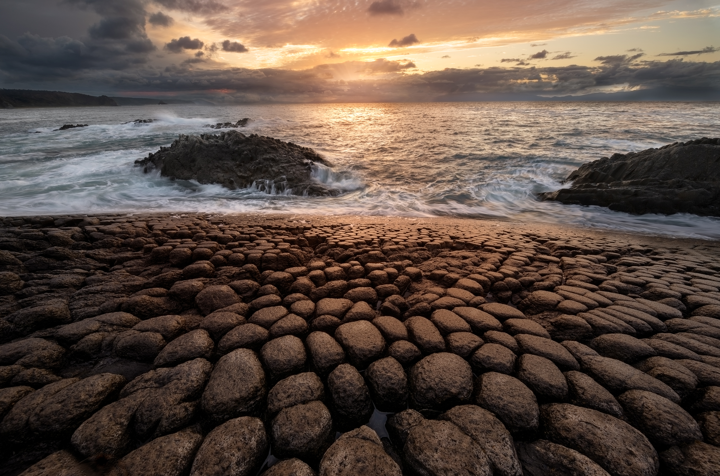 Raufz Landscape Water Stones Shore Horizon 2400x1586