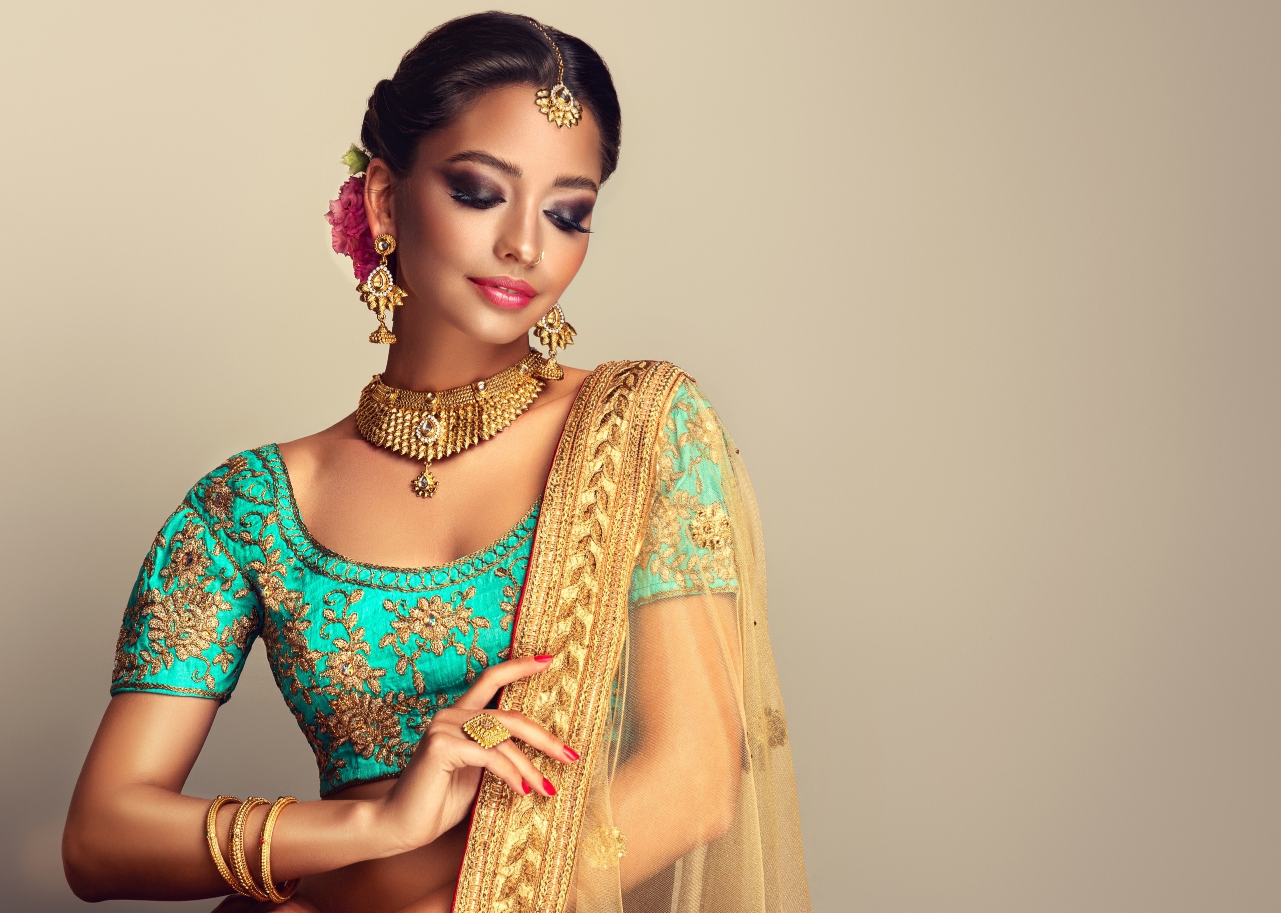Women Glamour Eyeshadow Gold Indian 2560x1825
