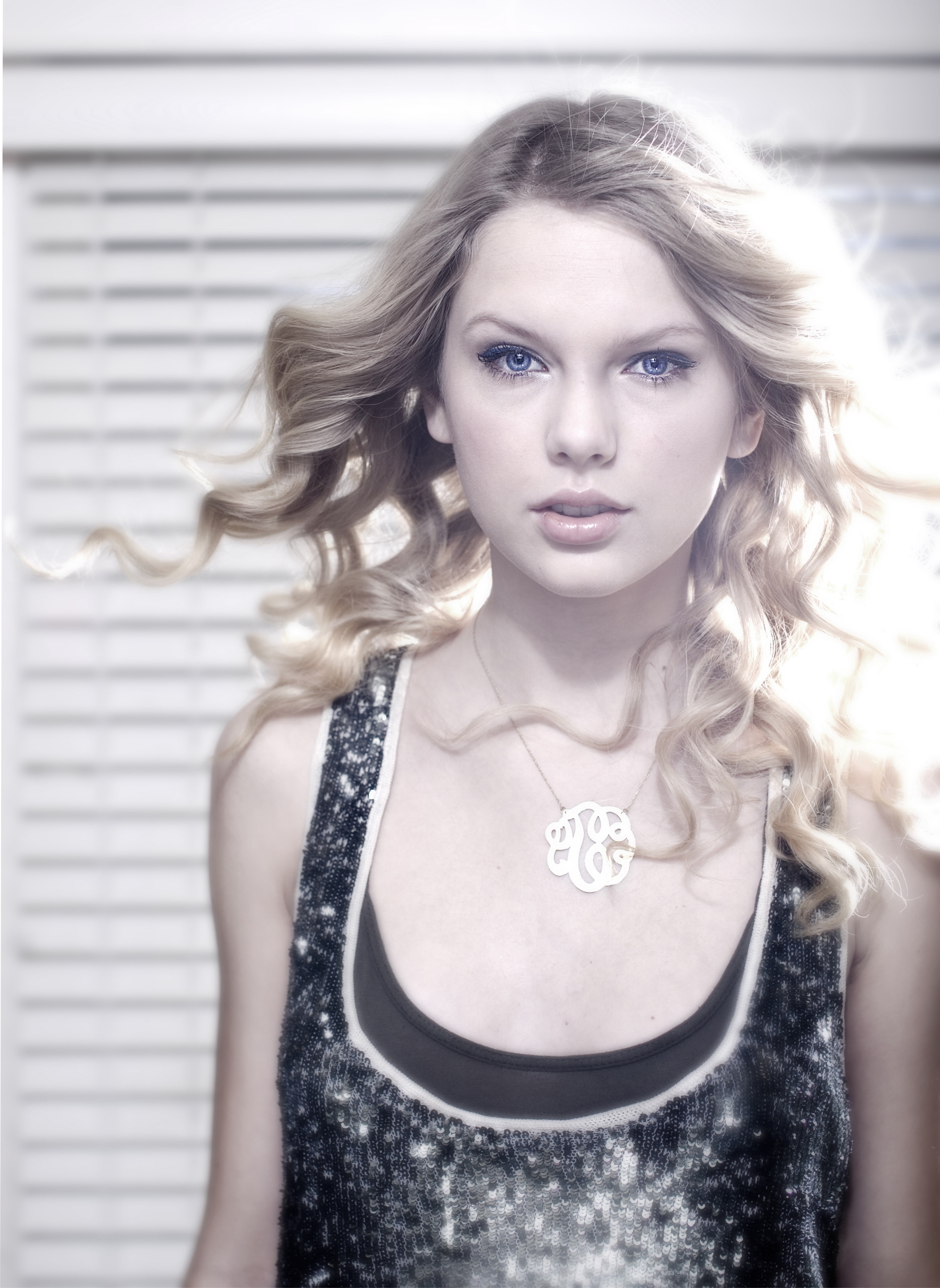 Taylor Swift Singer Blonde Blue Eyes Necklace 4096x5608