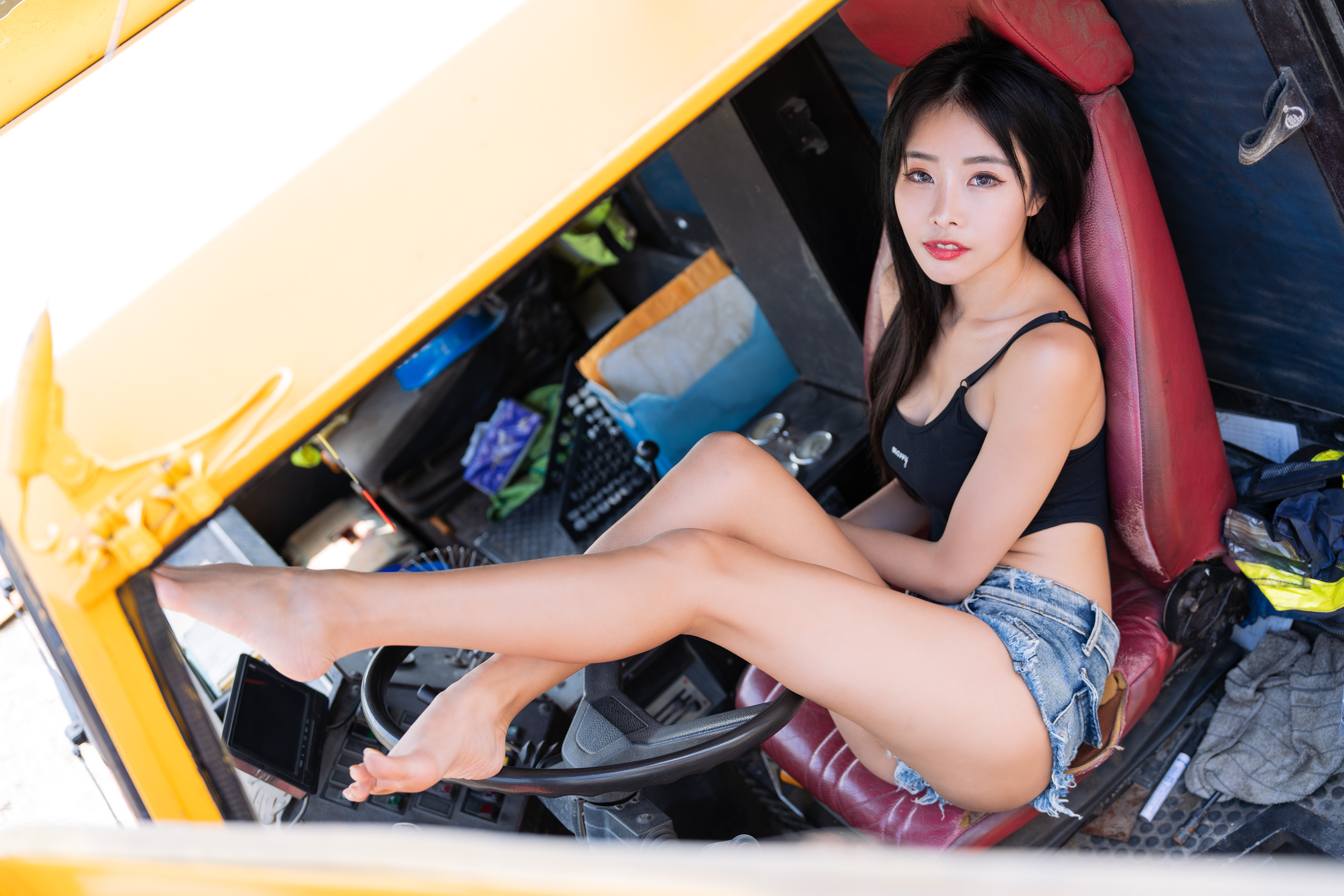 Chaos Kao Women Asian Casual Barefoot Construction Vehicles Jessie Tsai 7008x4672