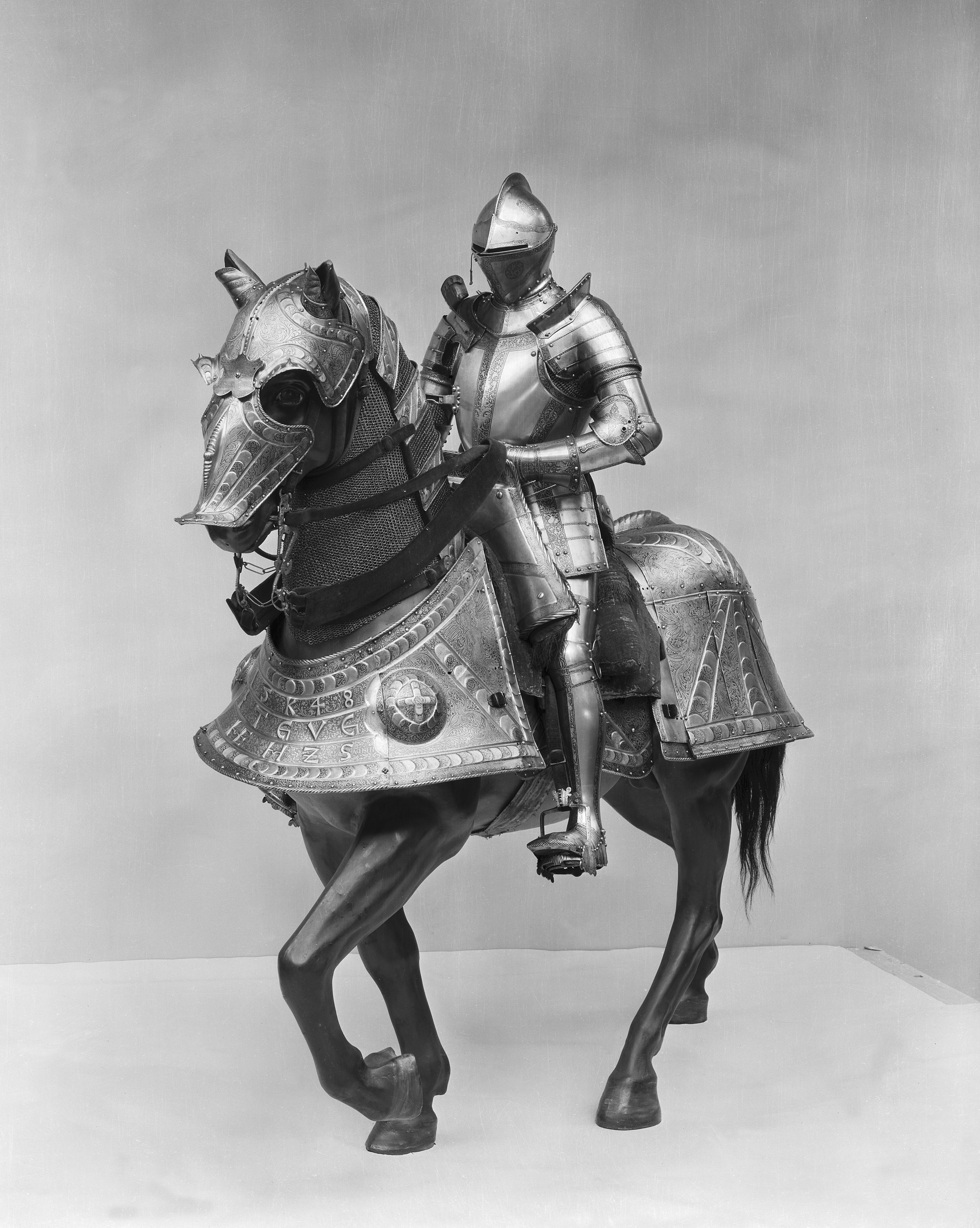 Armor Knight Armet Gauntlets Cuirass Greaves Armored Boots Spear Horse Museum European Men Portrait  3192x4000