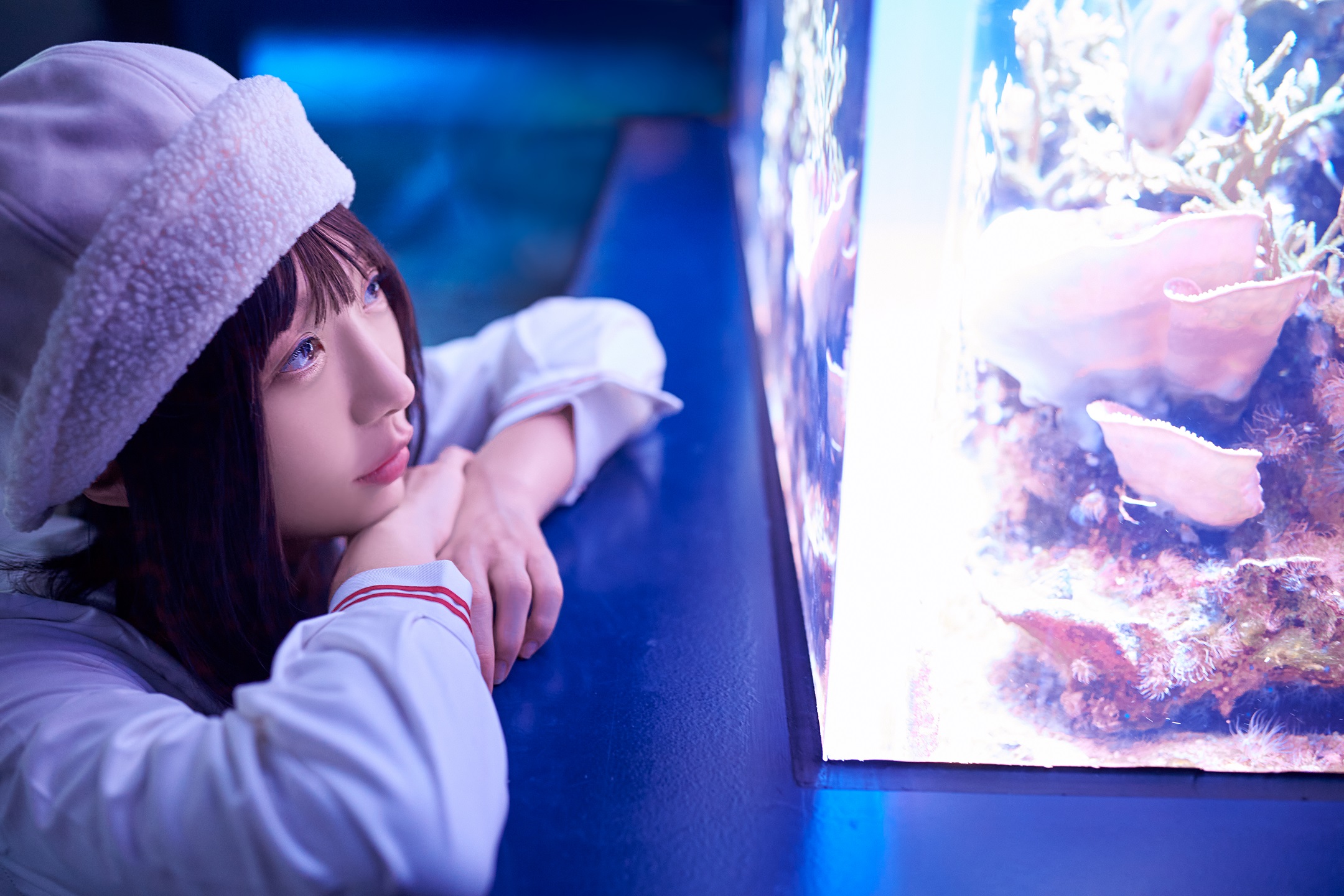 Max Chang Women Asian Hat Aquarium Glowing 2160x1440