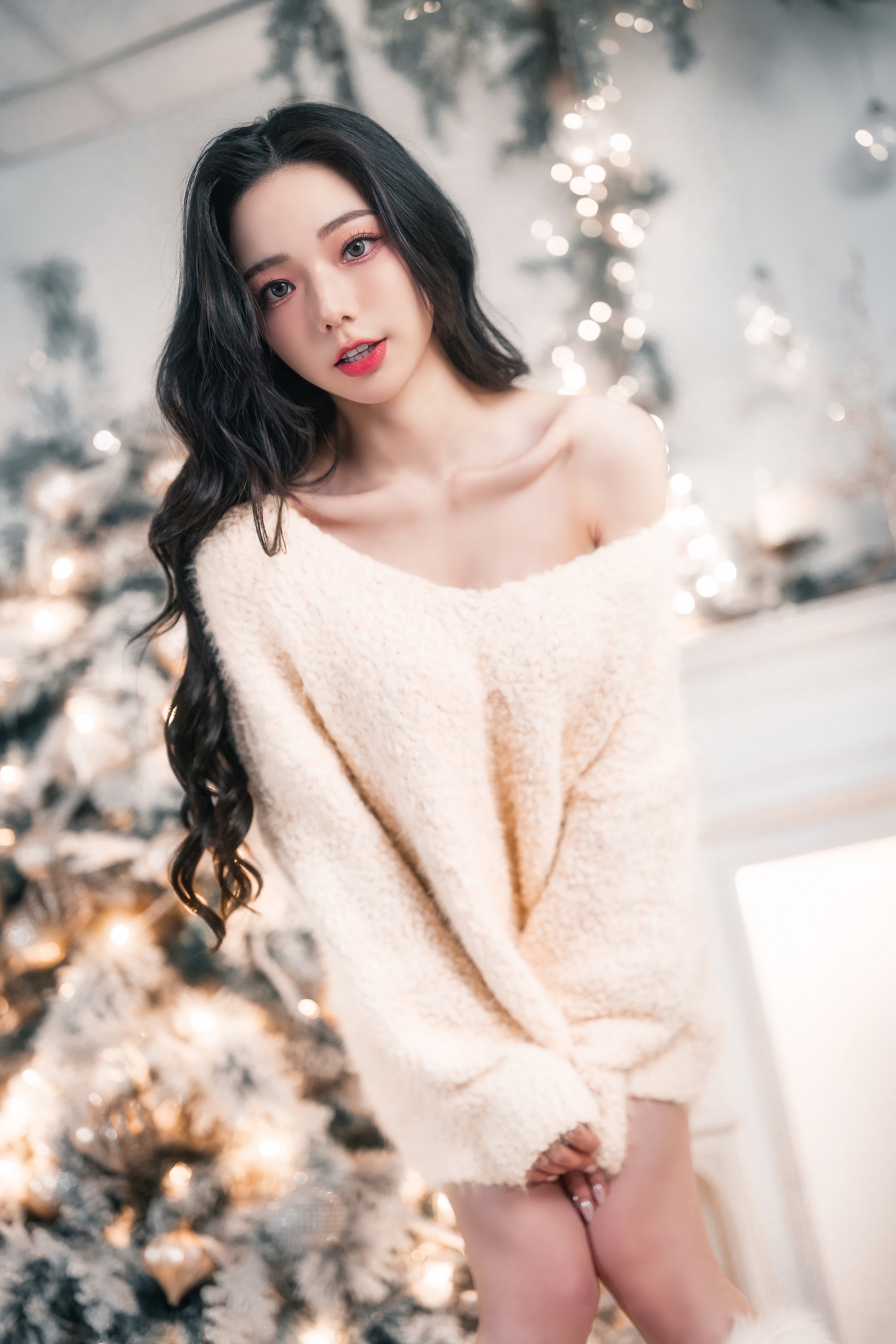 Sexy Funk Pig Women Asian Dark Hair Makeup Christmas Tree 2000x3000