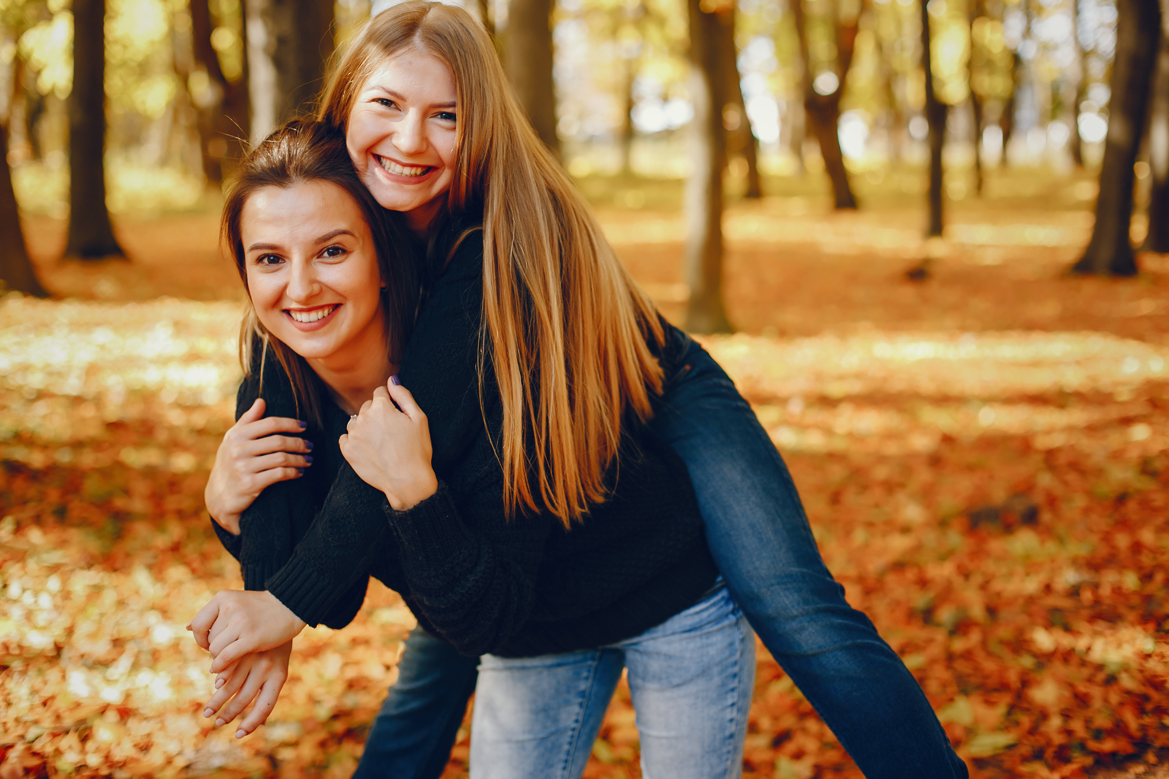 Oleg Baliuk Women Two Women Blonde Jeans Women Outdoors Fall Smiling Trees Autumn Women Model Brunet 3960x2640