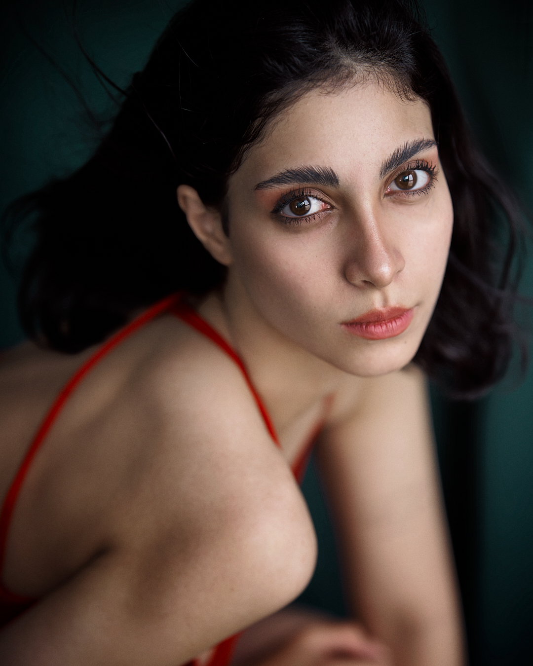 Morteza Khobzi Women Portrait Thick Eyebrows Looking Up Depth Of Field Model Brunette Brown Eyes Bar 1080x1350