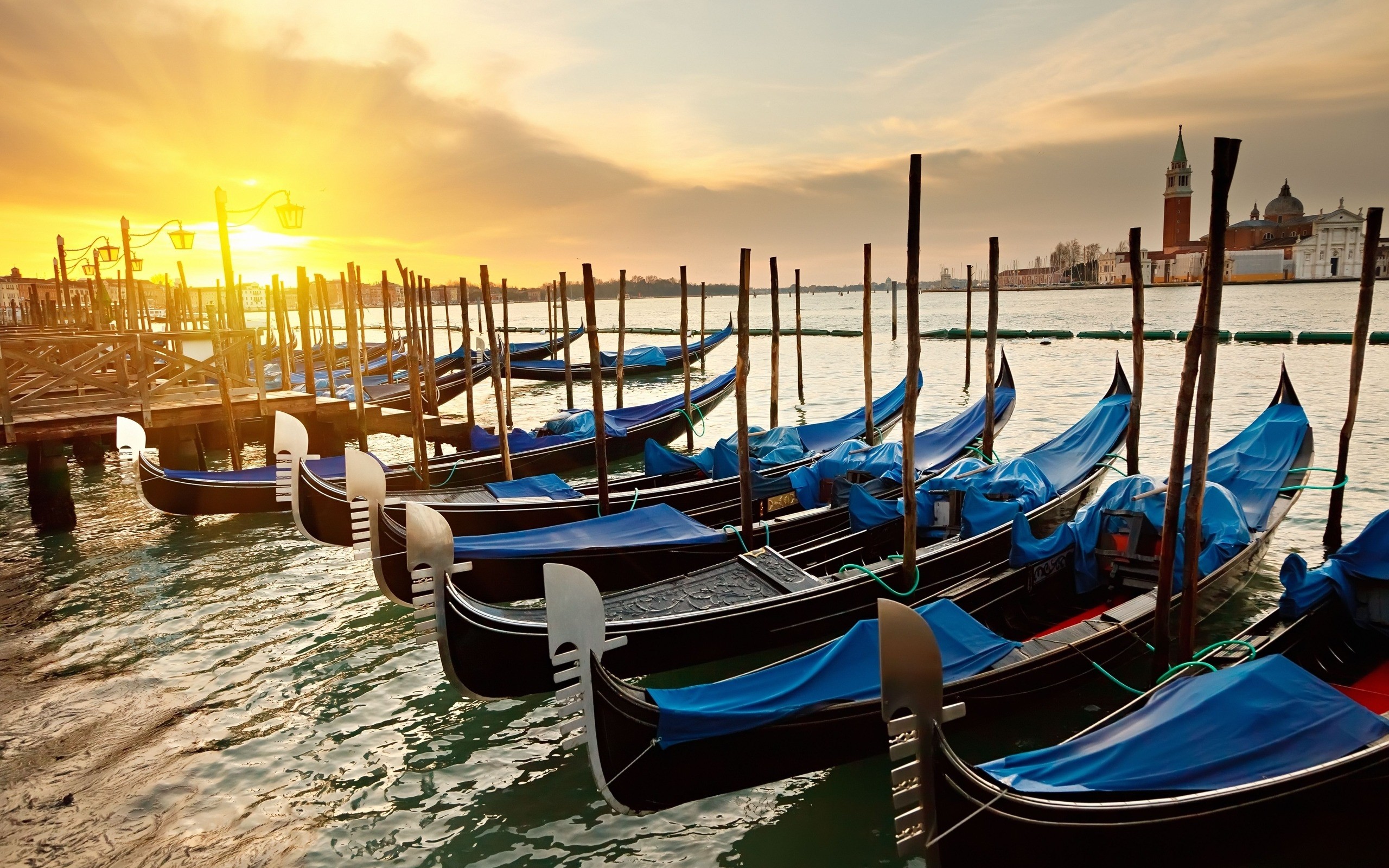 Sunset Boat Venice Italy Sunlight Gondolas Cityscape 2560x1600