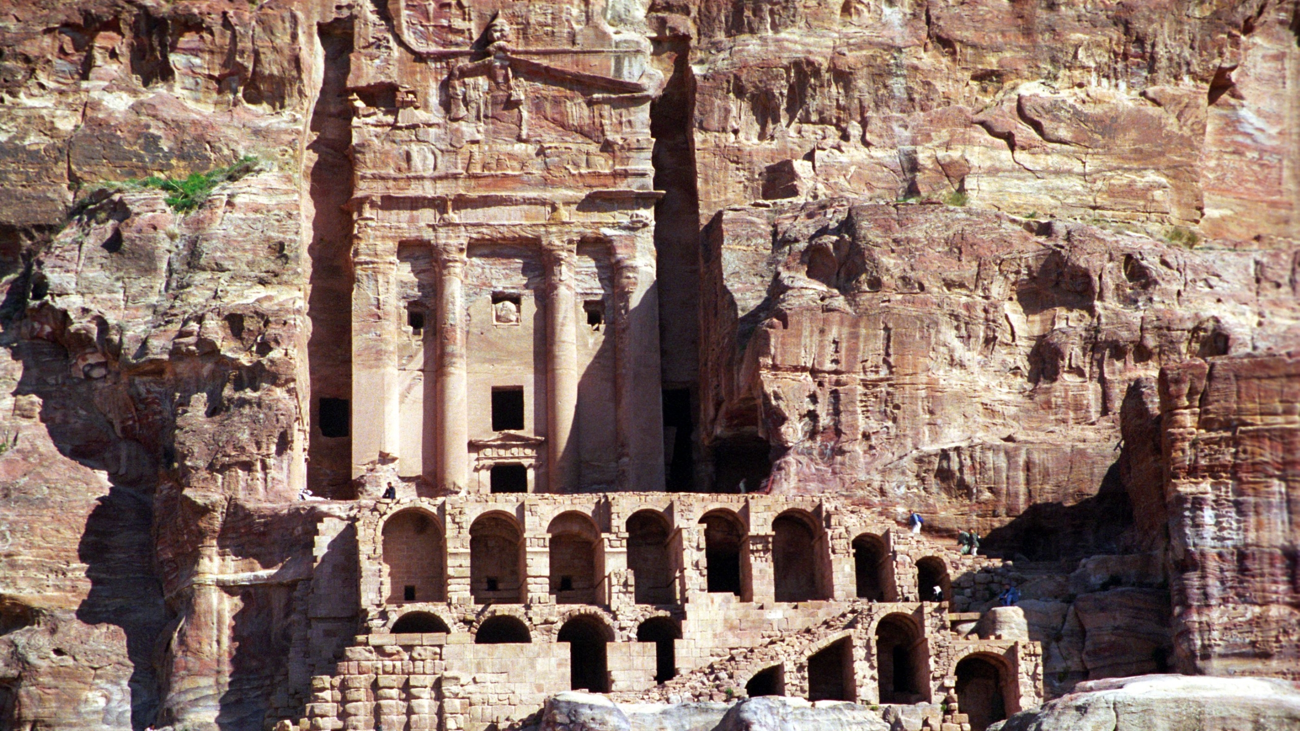 Man Made Petra 2560x1440