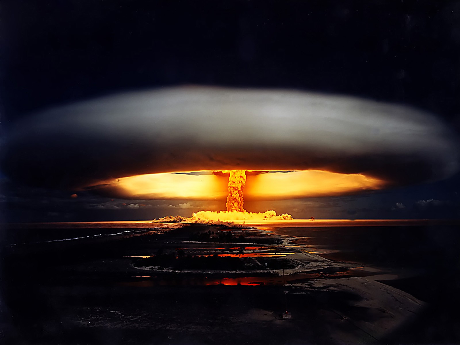 Mushroom Clouds Atomic Bomb Apocalyptic Dark Explosion 1600x1200