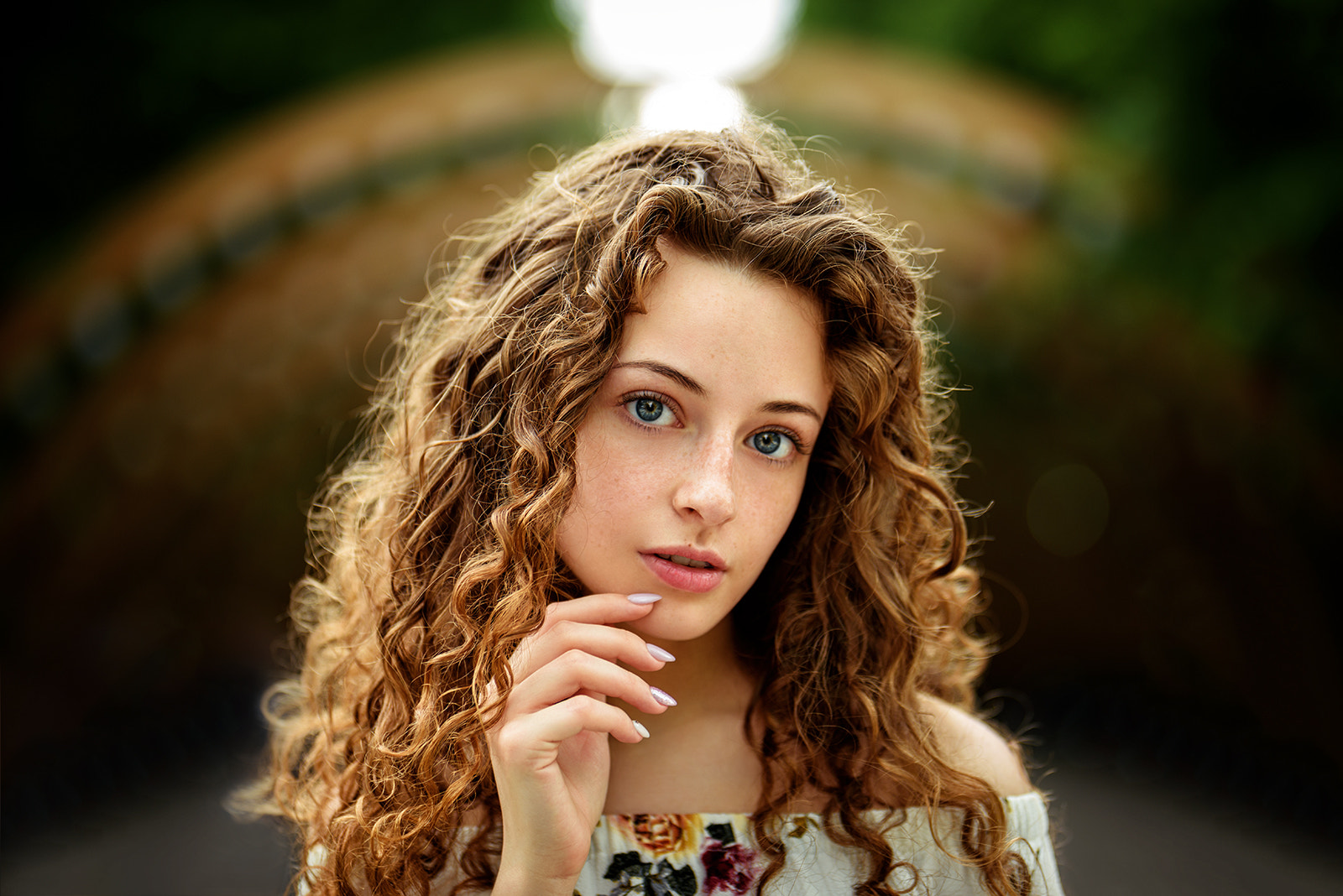 Ivan Warhammer Women Brunette Long Hair Curly Hair Blue Eyes Looking At Viewer Freckles Painted Nail 1600x1068