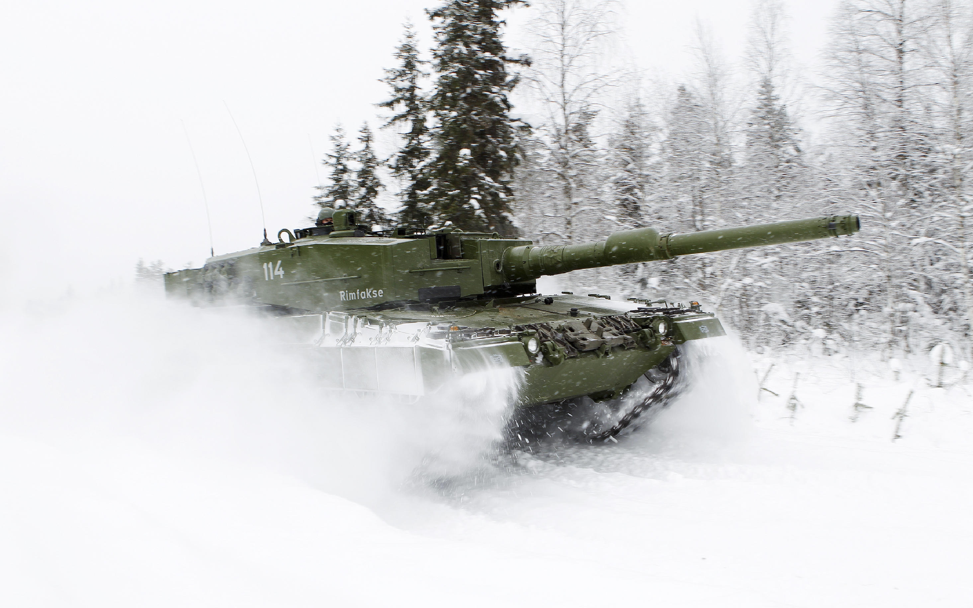 Military Leopard 2 3200x1999