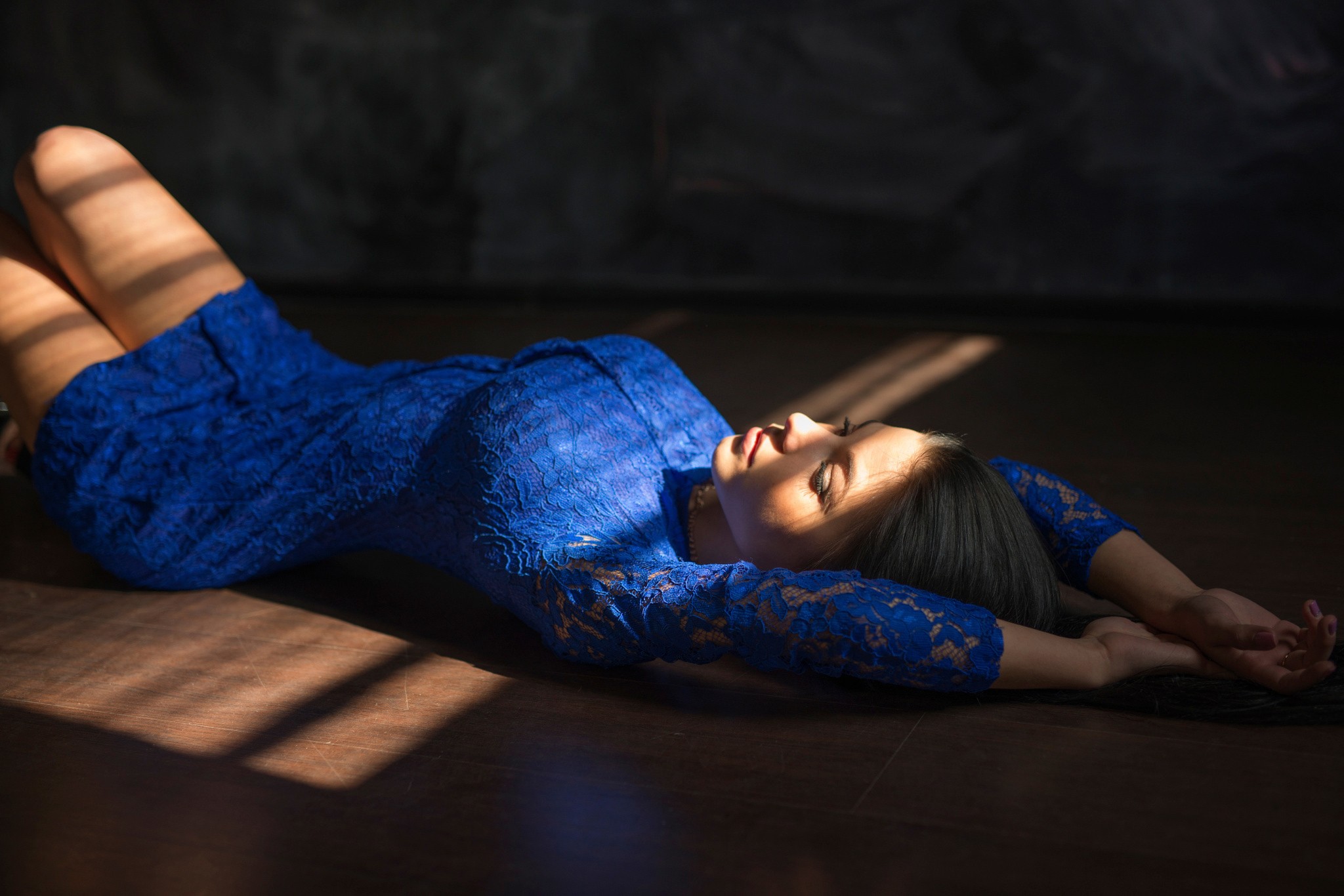 Women Model Brunette Long Hair Blue Dress On The Floor Sunlight Shadow Wooden Surface Marina Shimkov 2048x1366