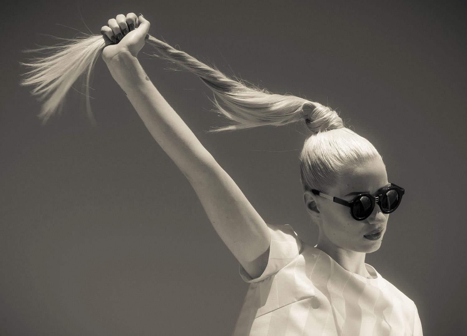 Iggy Azalea Monochrome Women Blonde Ponytail Women With Shades Hair Pulling White Dress 1500x1081