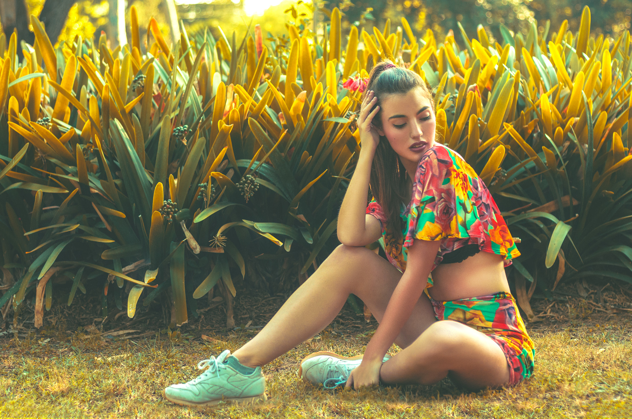 Women Model Sitting Women Outdoors 500px Plants Ruben Cid Brunette 2048x1360