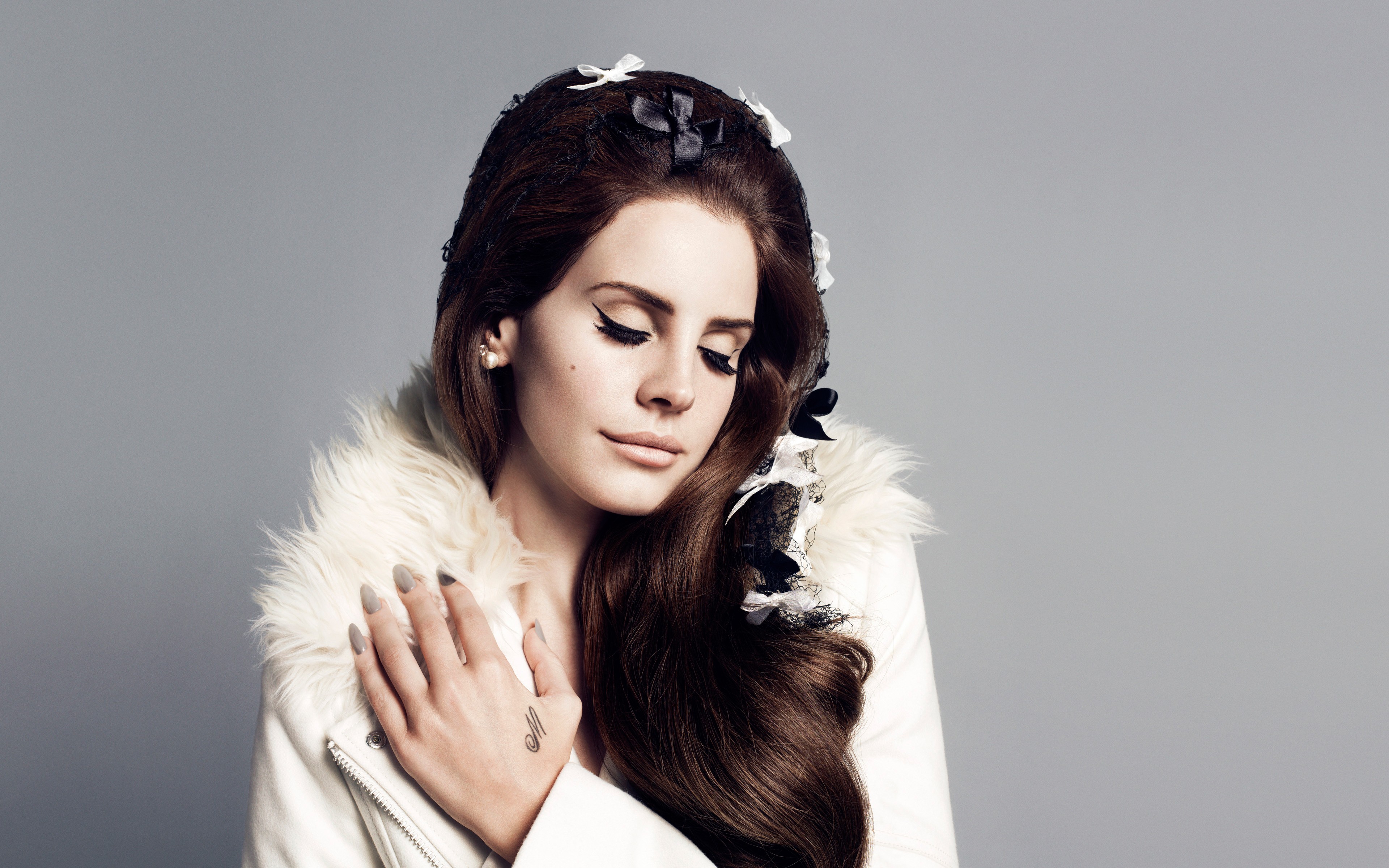 Lana Del Rey Singer Celebrity Women Brunette Closed Eyes Hands On Chest Simple Background Eyeliner W 3840x2400