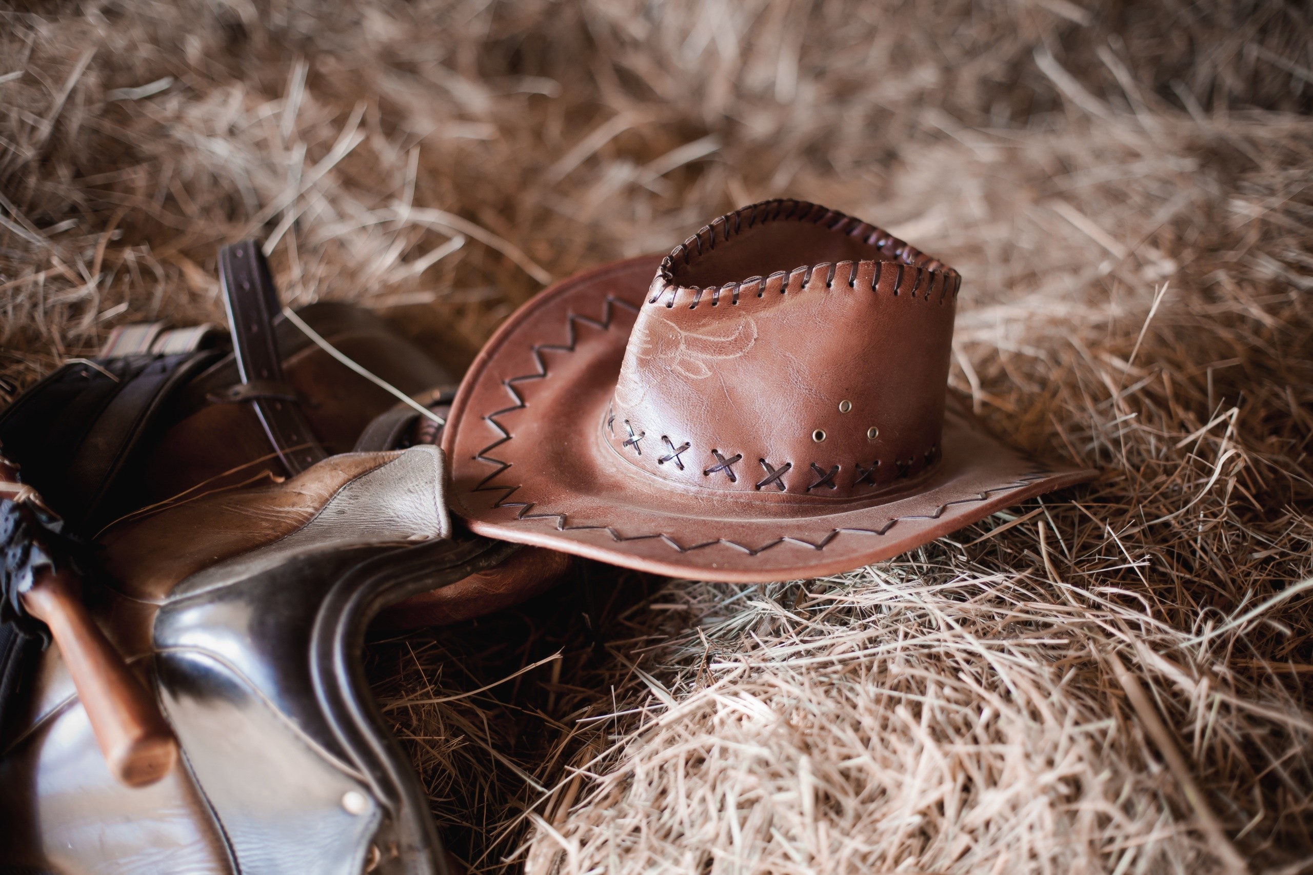Cowboys Hat Straw Saddles 2560x1707