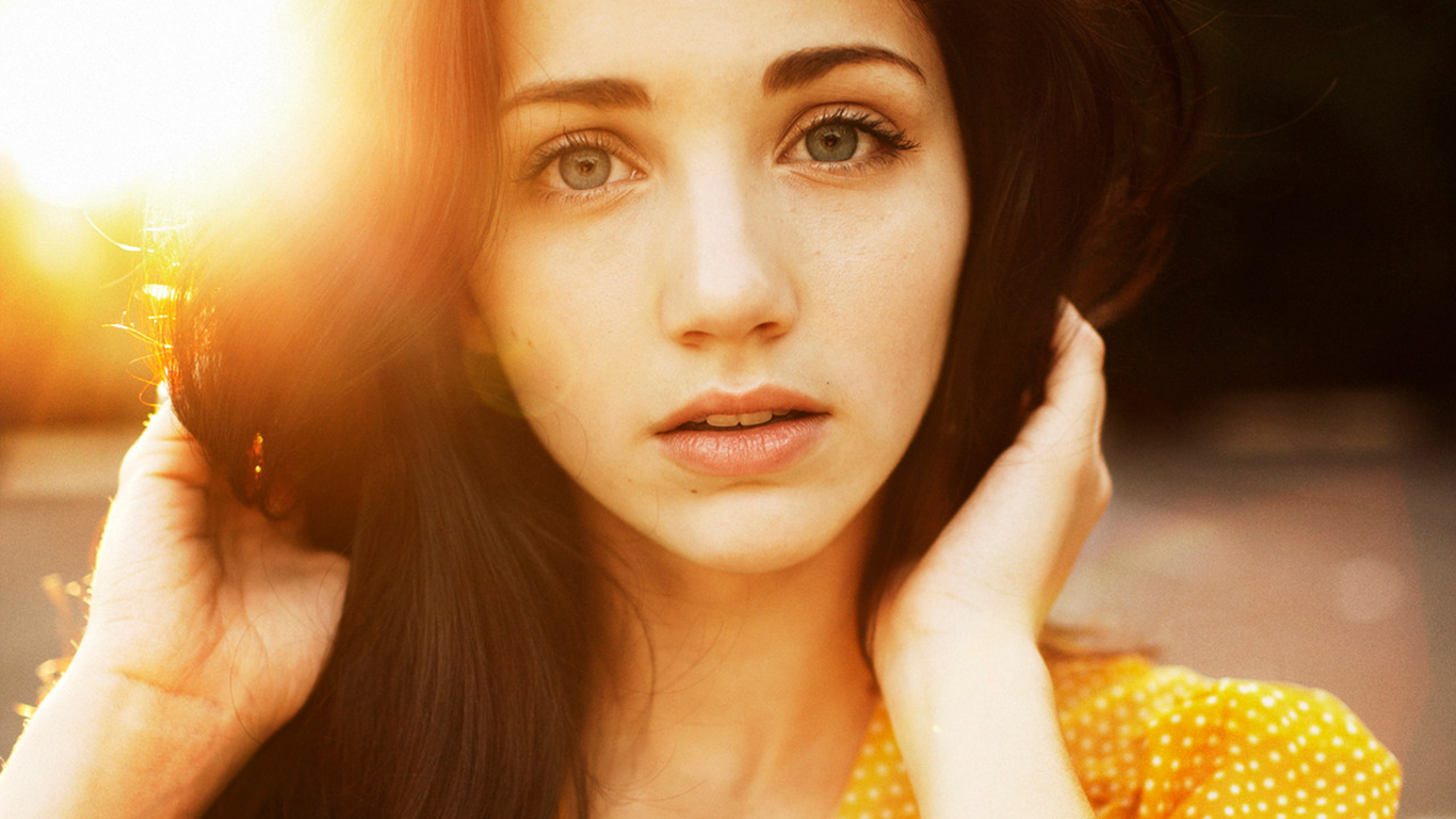 Close Up Emily Rudd Eye Hair 1366x768