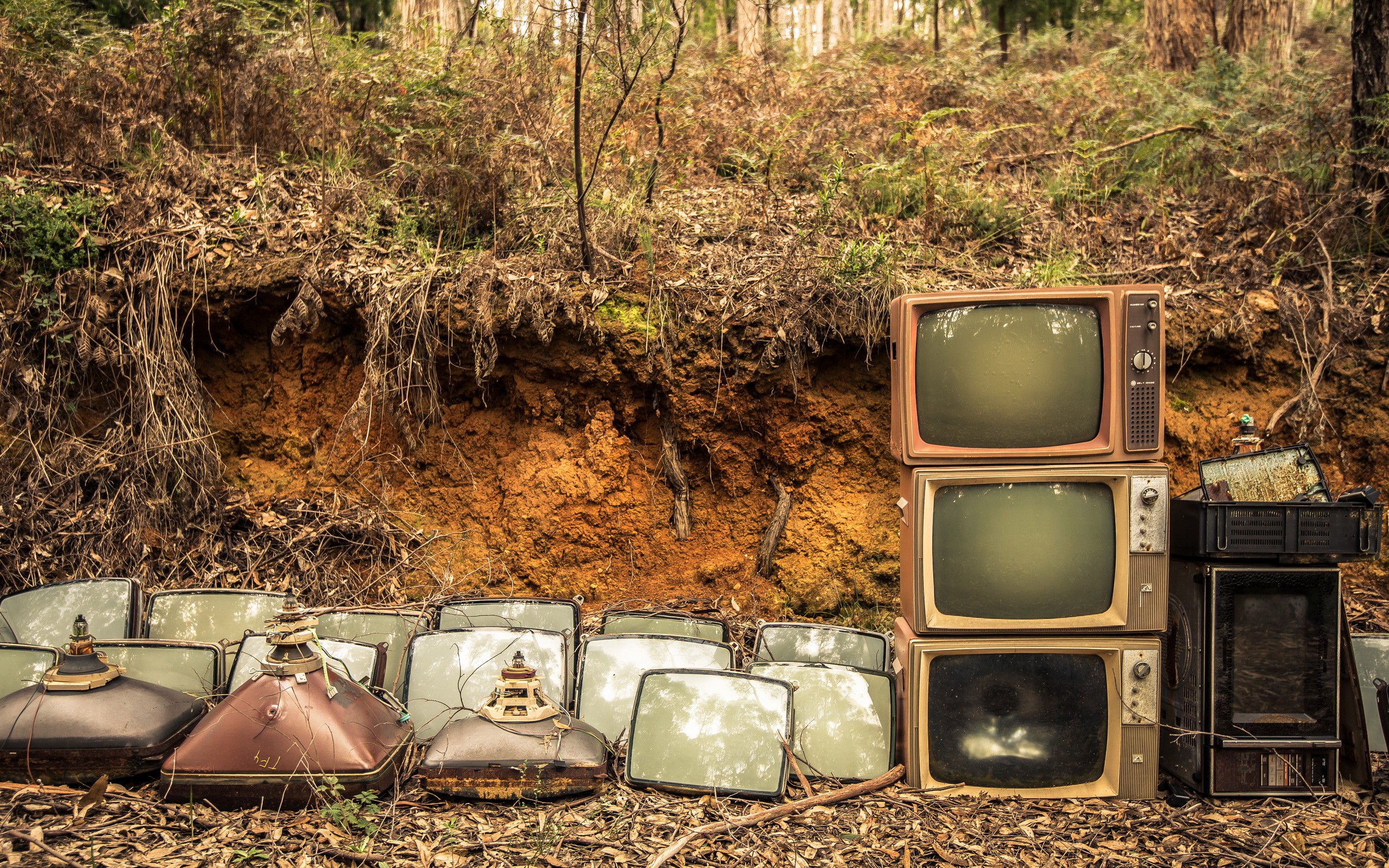 TV Technology Abandoned Brown Television Sets Dirt 2560x1600