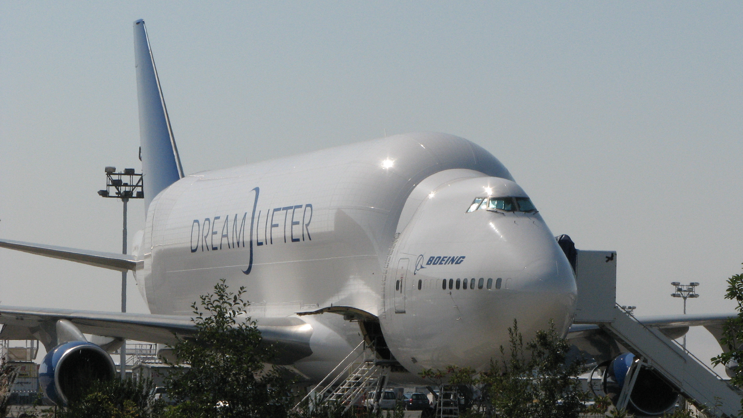 Airplane Boeing 747 Dreamlifter 2560x1440