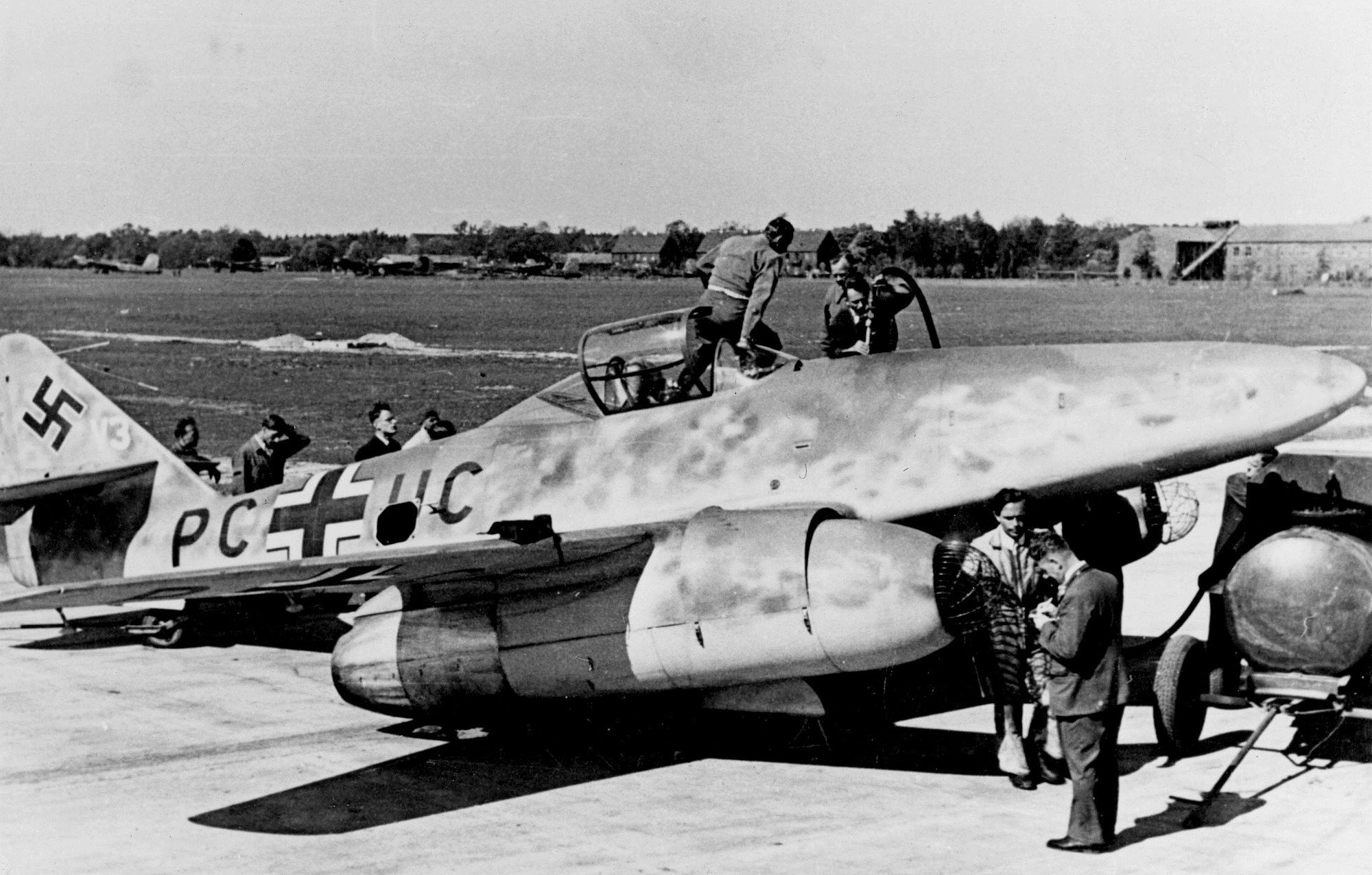 Military Messerschmitt Me 262 2000x1277
