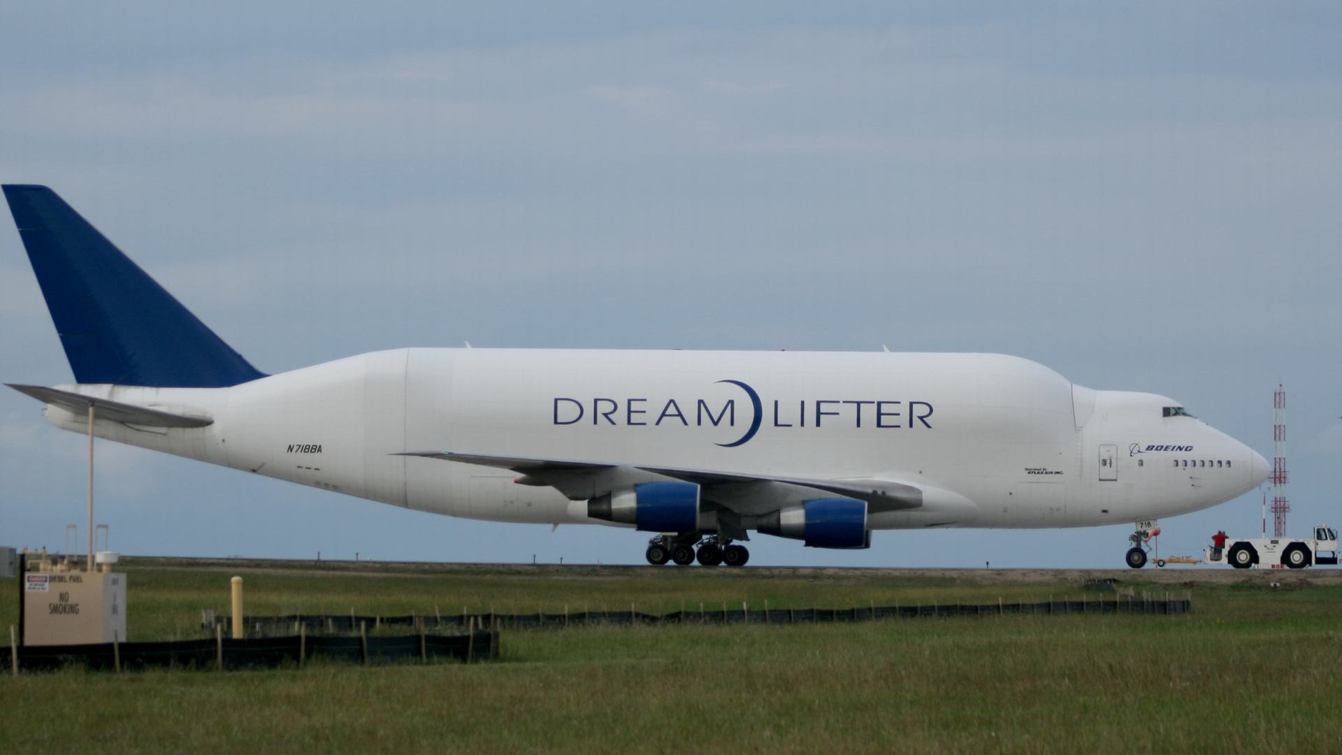 Airplane Boeing 747 Dreamlifter 1920x1080