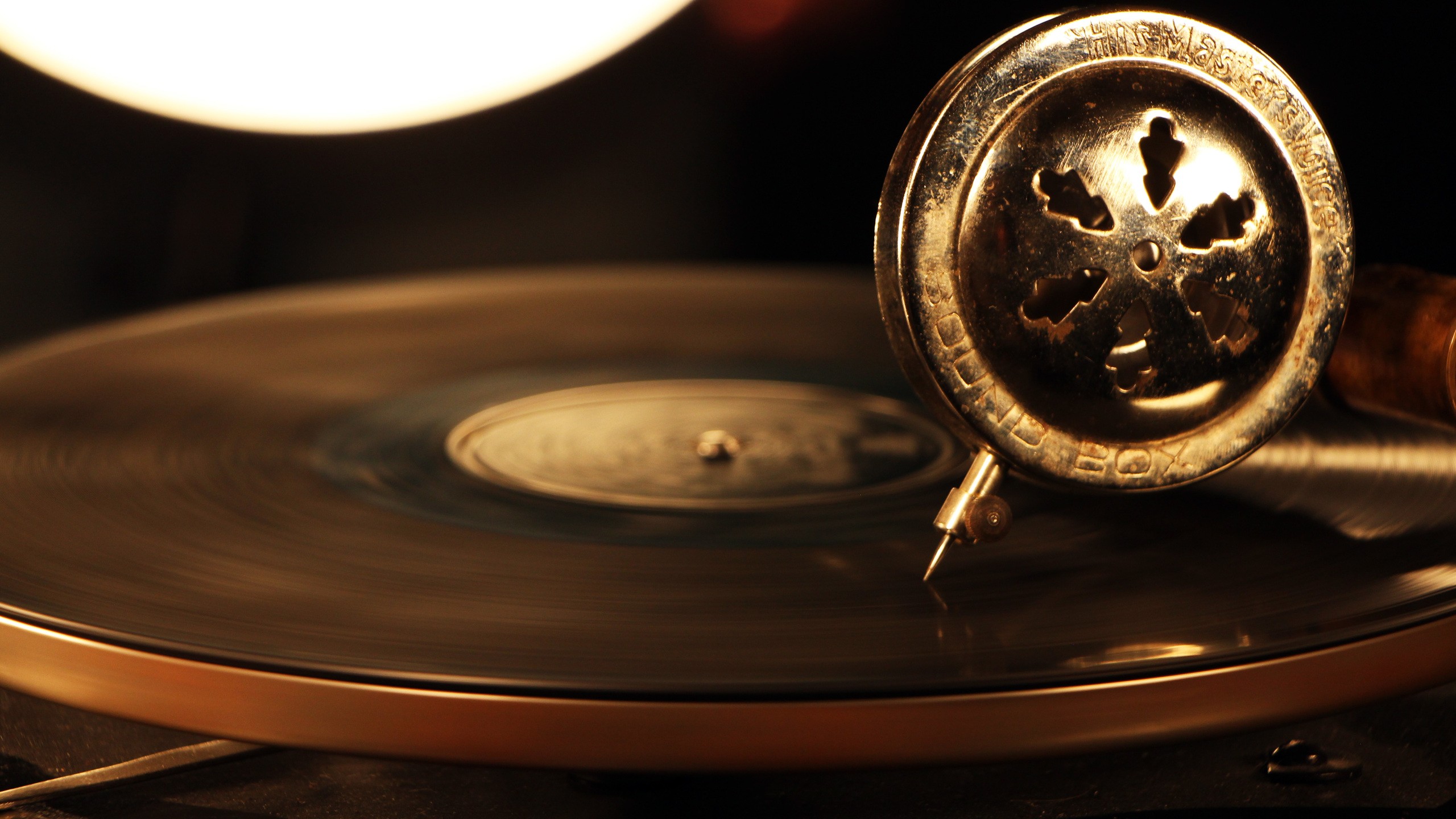 Gramophone Vintage Vinyl Technology Music Playing Circle Motion Blur 2560x1440