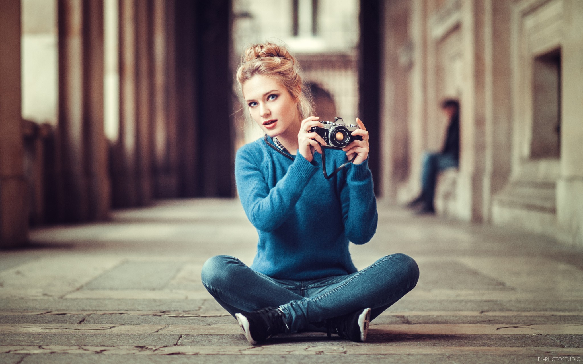 Women Model Looking At Viewer Lods Franck Eva Mikulski Blonde Depth Of Field Sitting Camera Sweater  2048x1280