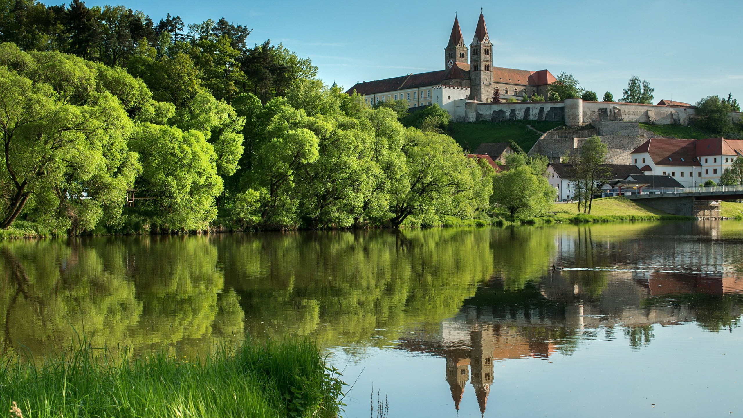 Nature Green Grass Forest Clearing Lake Castle Reflection 2560x1440