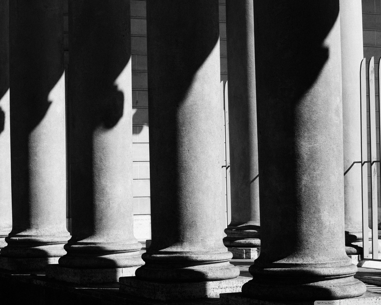 Institution Facade Columns 1280x1024