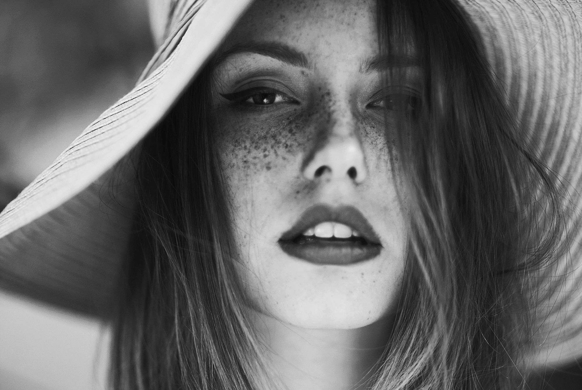 Women Ruby James Skye Thompson Monochrome Freckles Looking At Viewer Open Mouth Face Hat 2000x1339