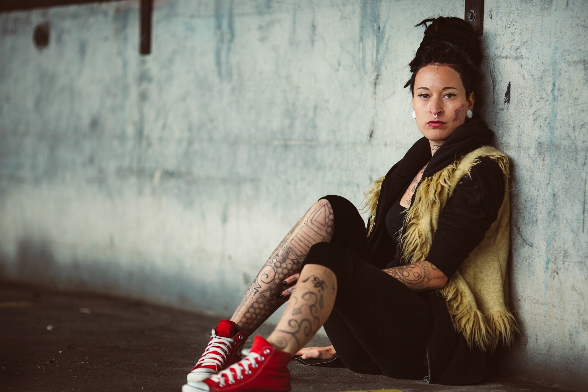 Sitting Women Legs Red Shoes Tattoo Urban Women Outdoors 500px Model DAVALi Photography 2048x1365
