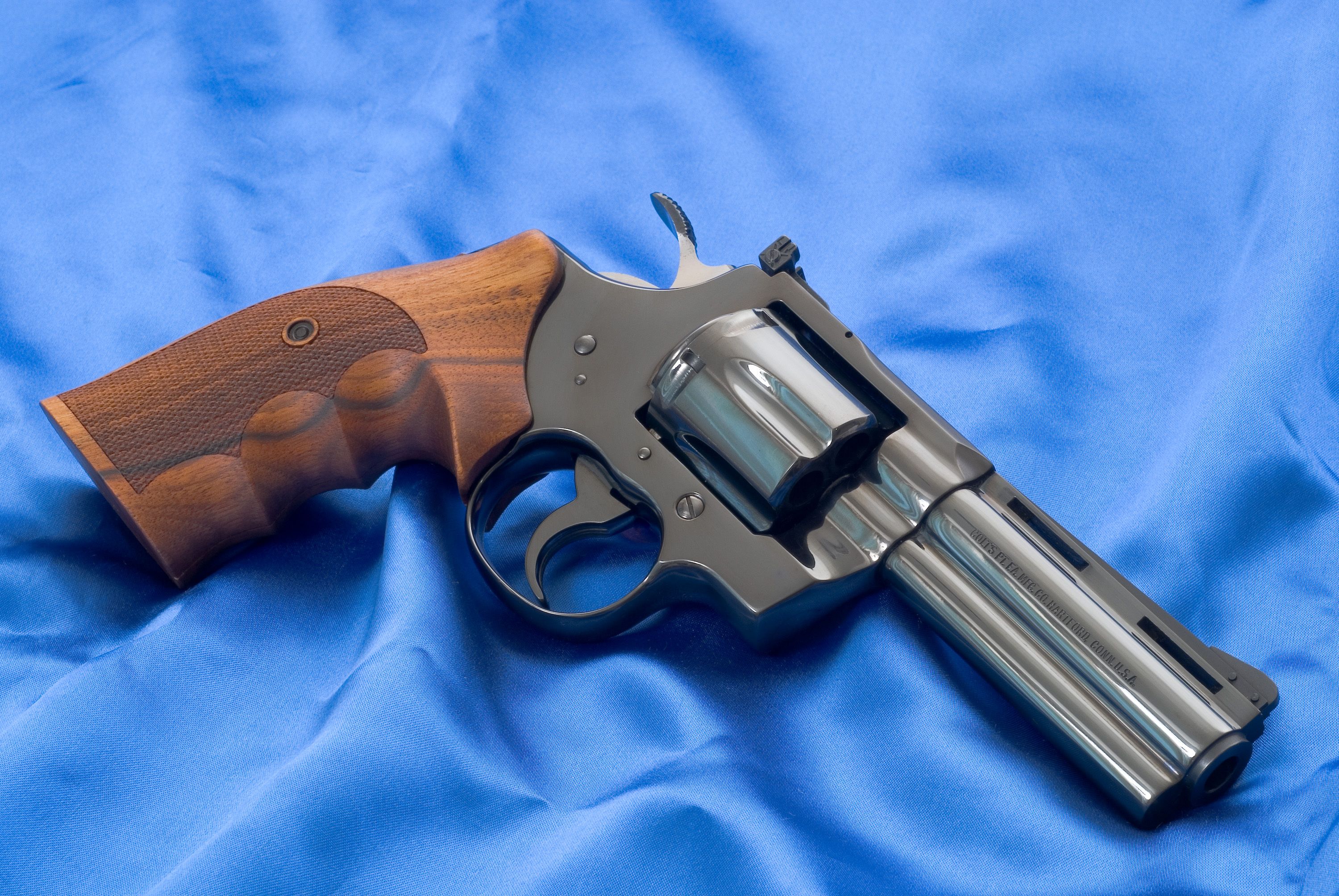 Weapons Colt Revolver 3000x2008