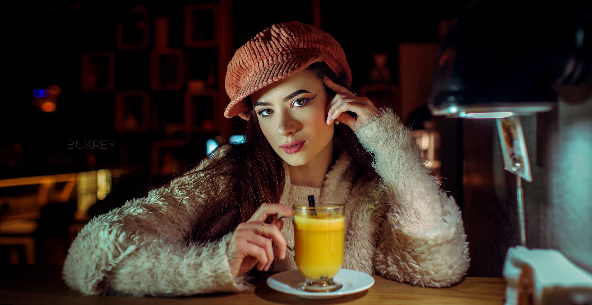 Women Model Brunette Looking At Viewer Eyeliner Berets Sweater Fur Coats Drink Drinking Glass Juice  2000x1029