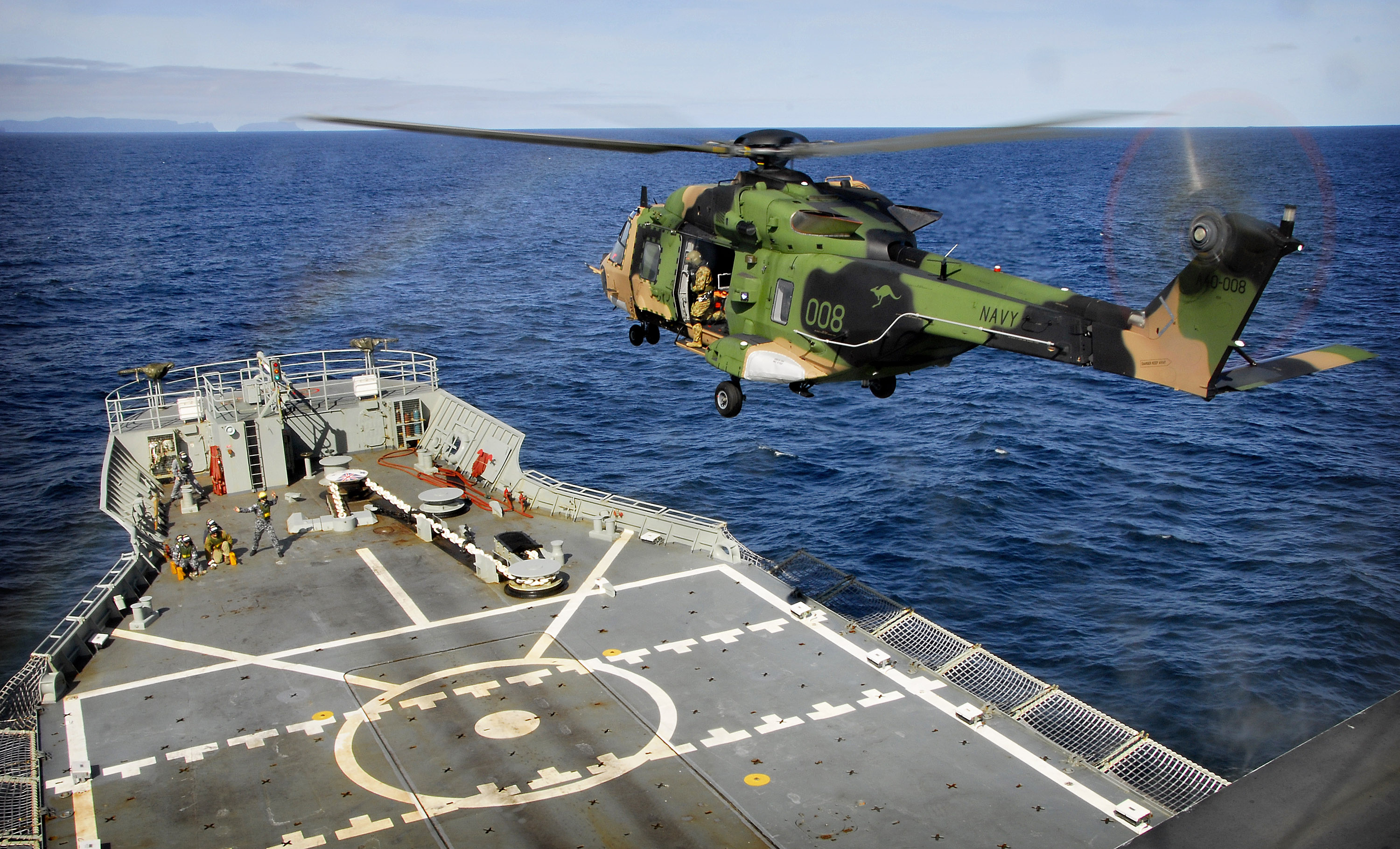 Amphibious Assault Ship Helicopter Warship HMAS Manoora L 52 3000x1820