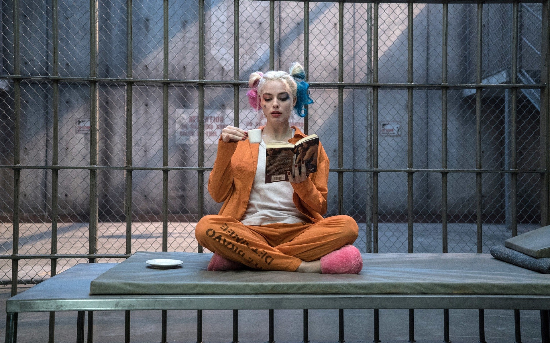Margot Robbie Harley Quinn Suicide Squad Movies Women Blonde Actress Dyed Hair Twintails Prison Pris 1920x1200