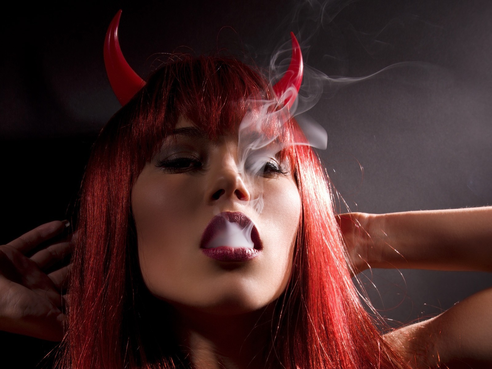 Redhead Smoking Devils Devil Women 1600x1200