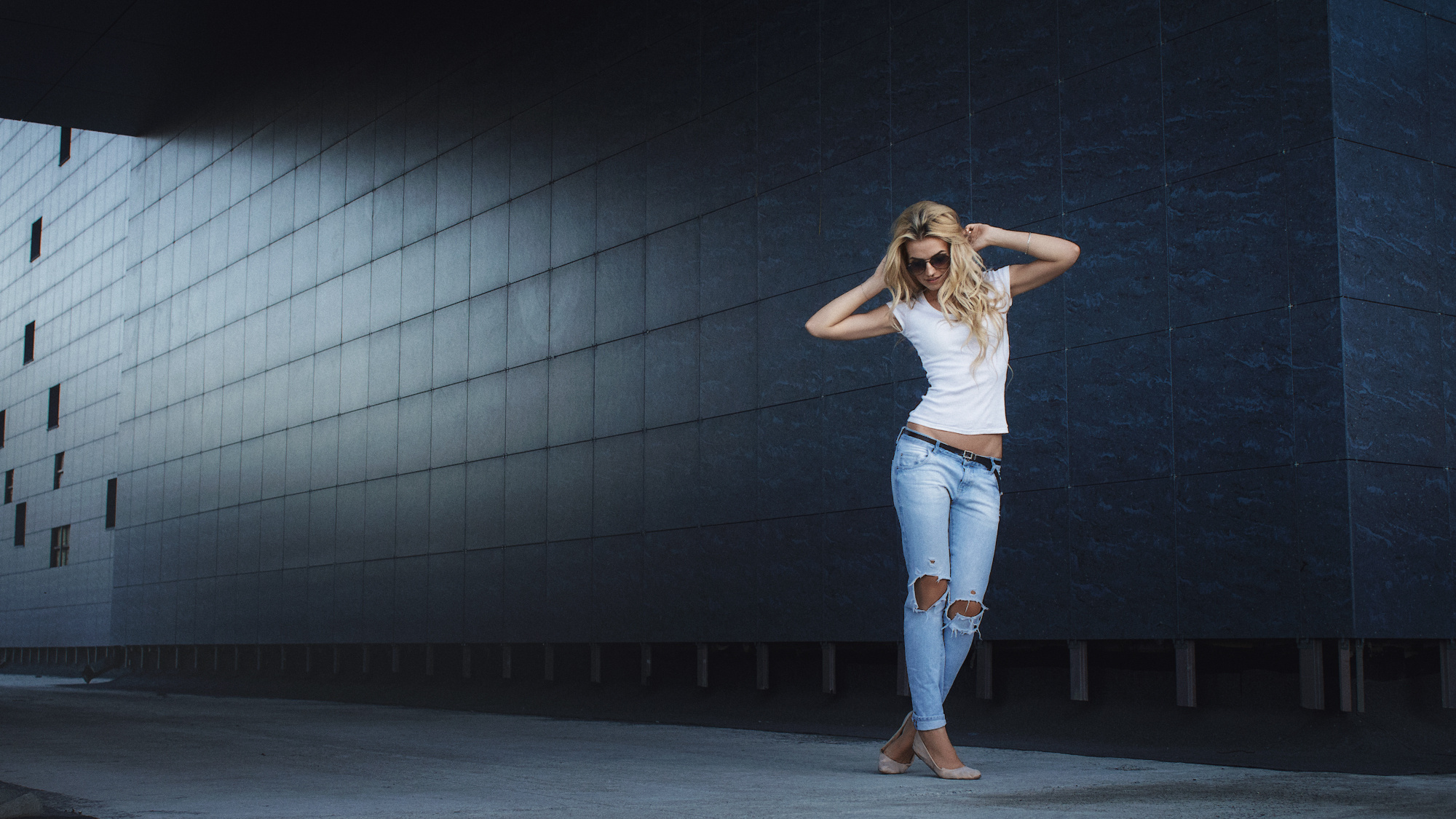 Ivan Kopchenov Model Women Blonde Sunglasses Women With Shades T Shirt Jeans Torn Jeans Hands In Hai 2000x1125