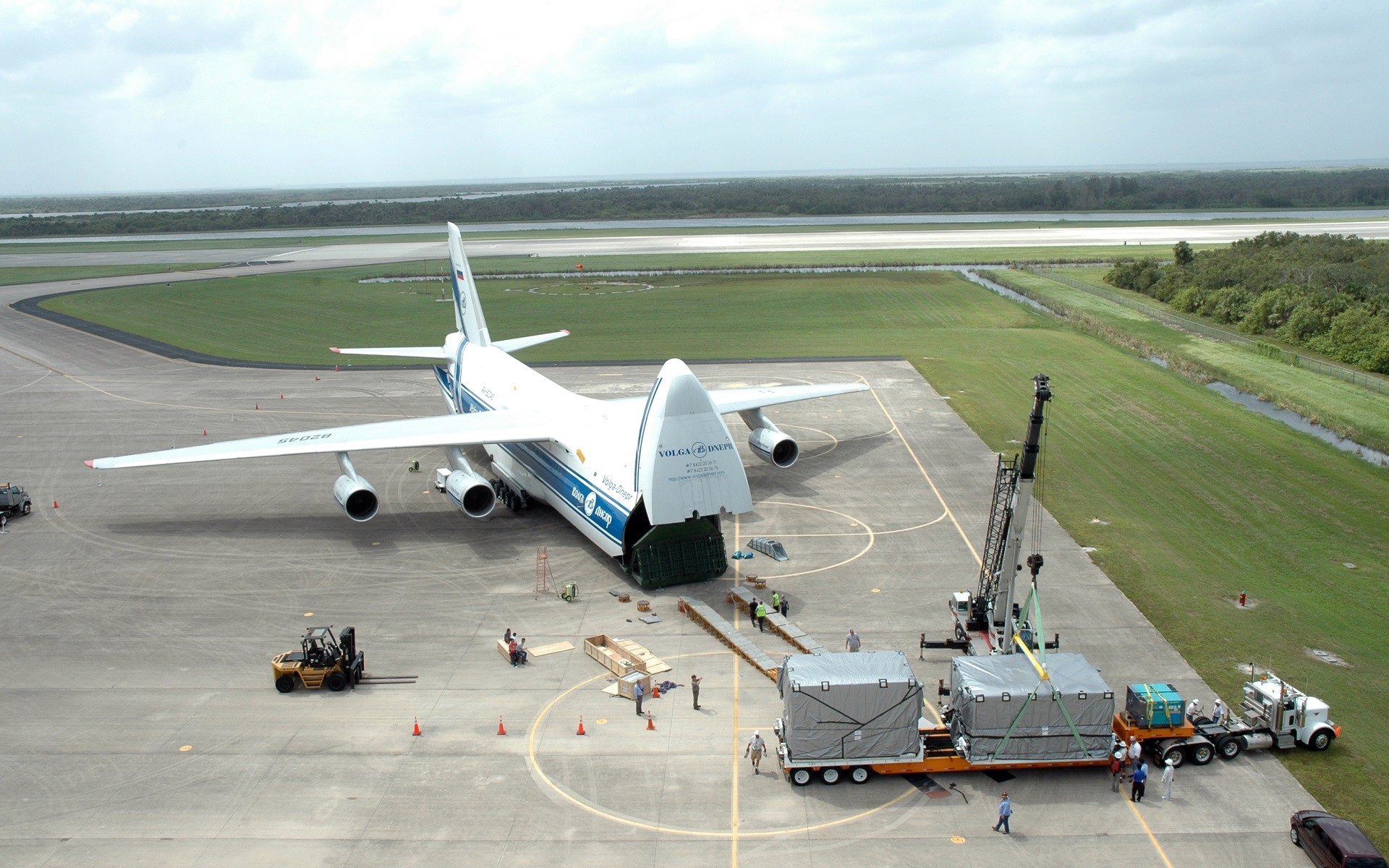 Aircraft Antonov Cargo 1920x1200