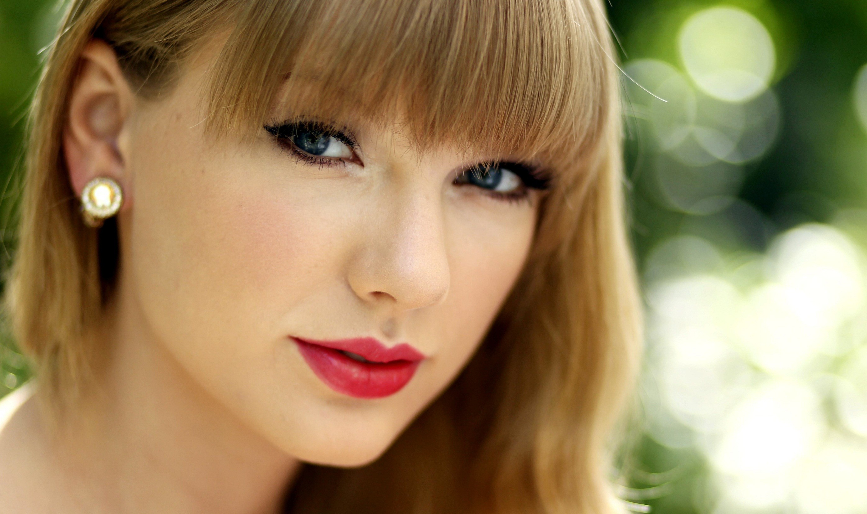 Taylor Swift Women Singer Face Blonde Closeup Red Lipstick Blue Eyes Ear Studs Looking At Viewer 2792x1657