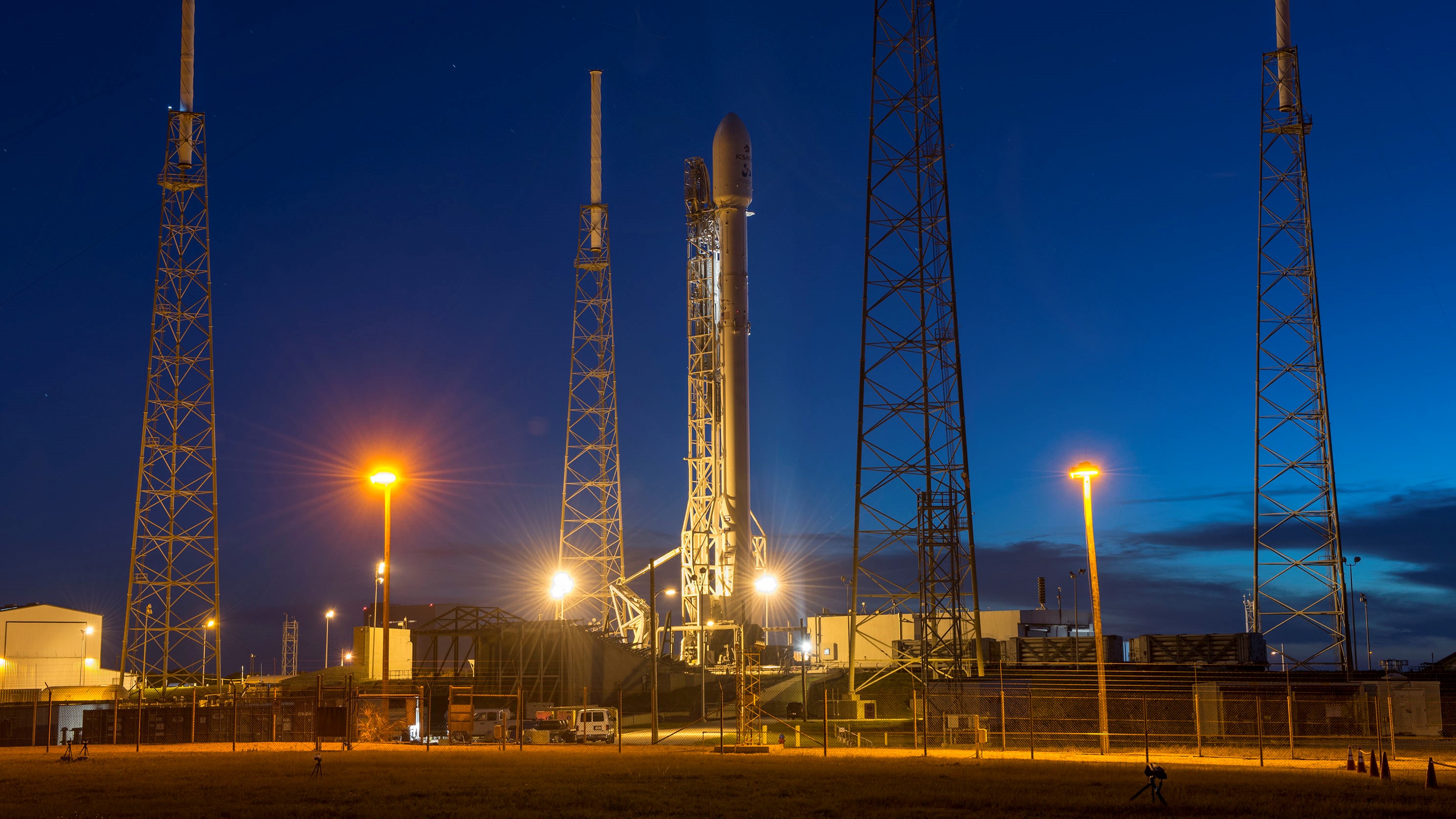 SpaceX Falcon 9 Rocket 2978x1676