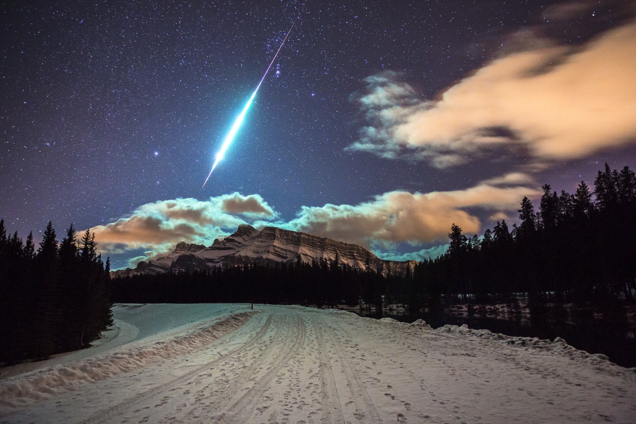 Space Shooting Stars Meteorite Snow Comet 2048x1365