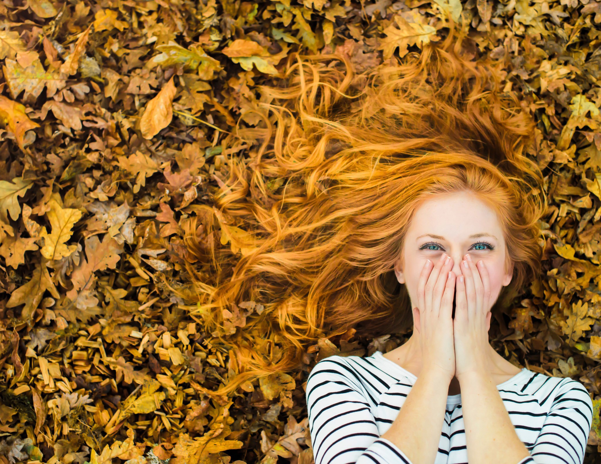 Leaves Women Laughing Model Striped Redhead 2048x1583