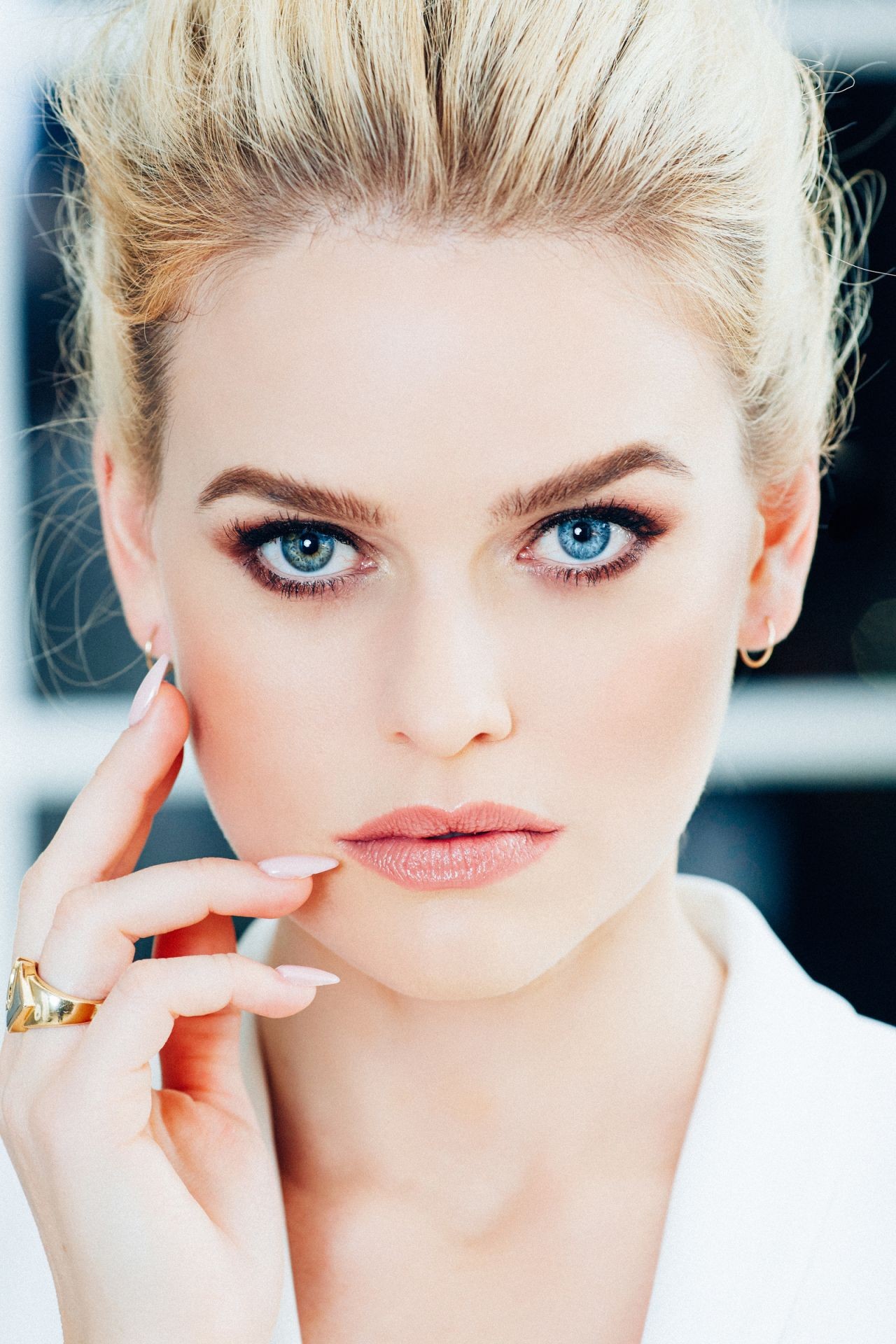 Alice Eve Actress Blue Eyes Green Eyes Heterochromia Pink Lipstick Hand On Face Blonde 1280x1920